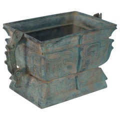 Vase rectangulaire en bronze patiné de style chinois de la Dynasty Han