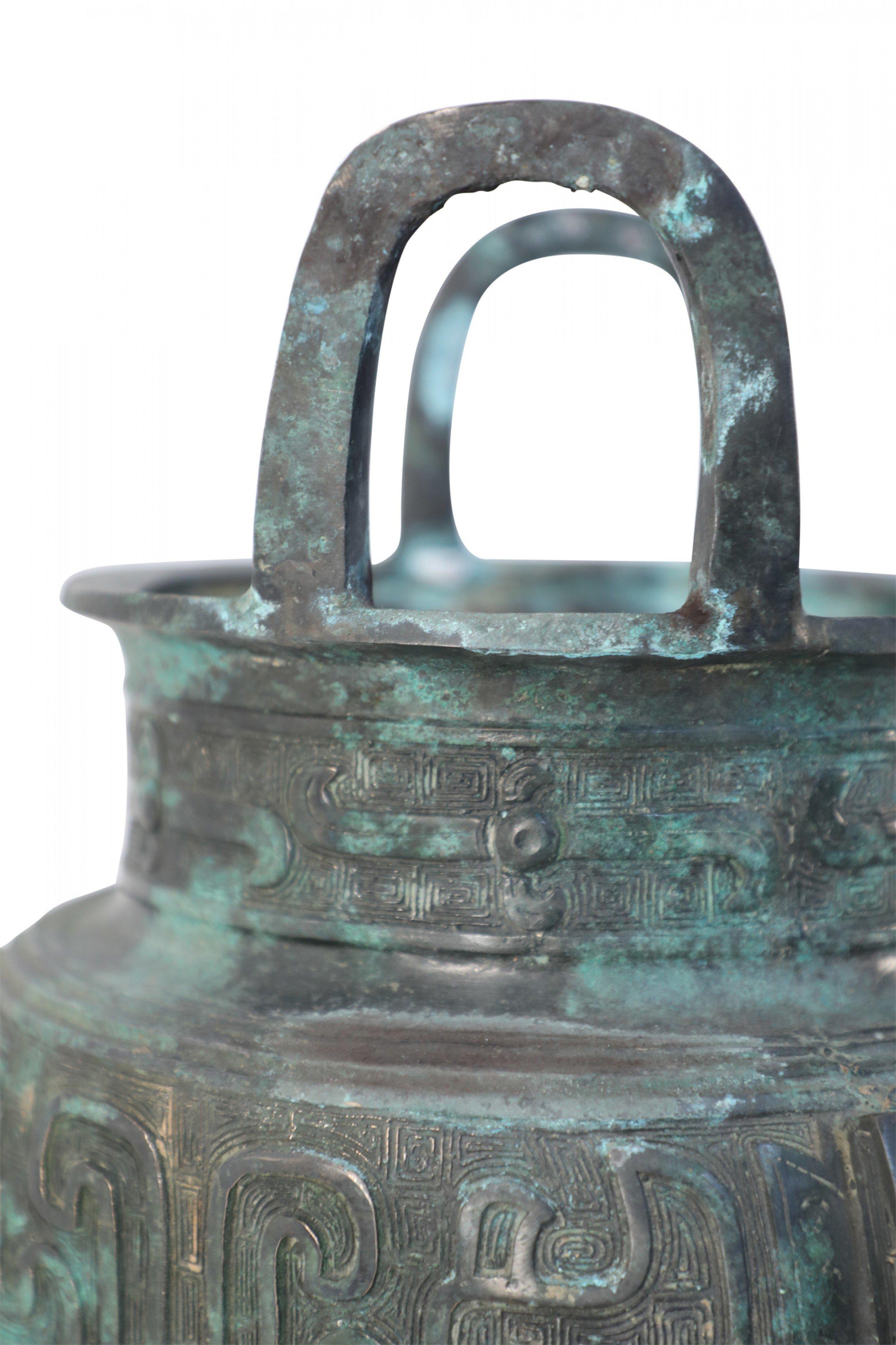 Vaso con gamba affusolata in stile Dinastia Han cinese in bronzo patinato in vendita 2