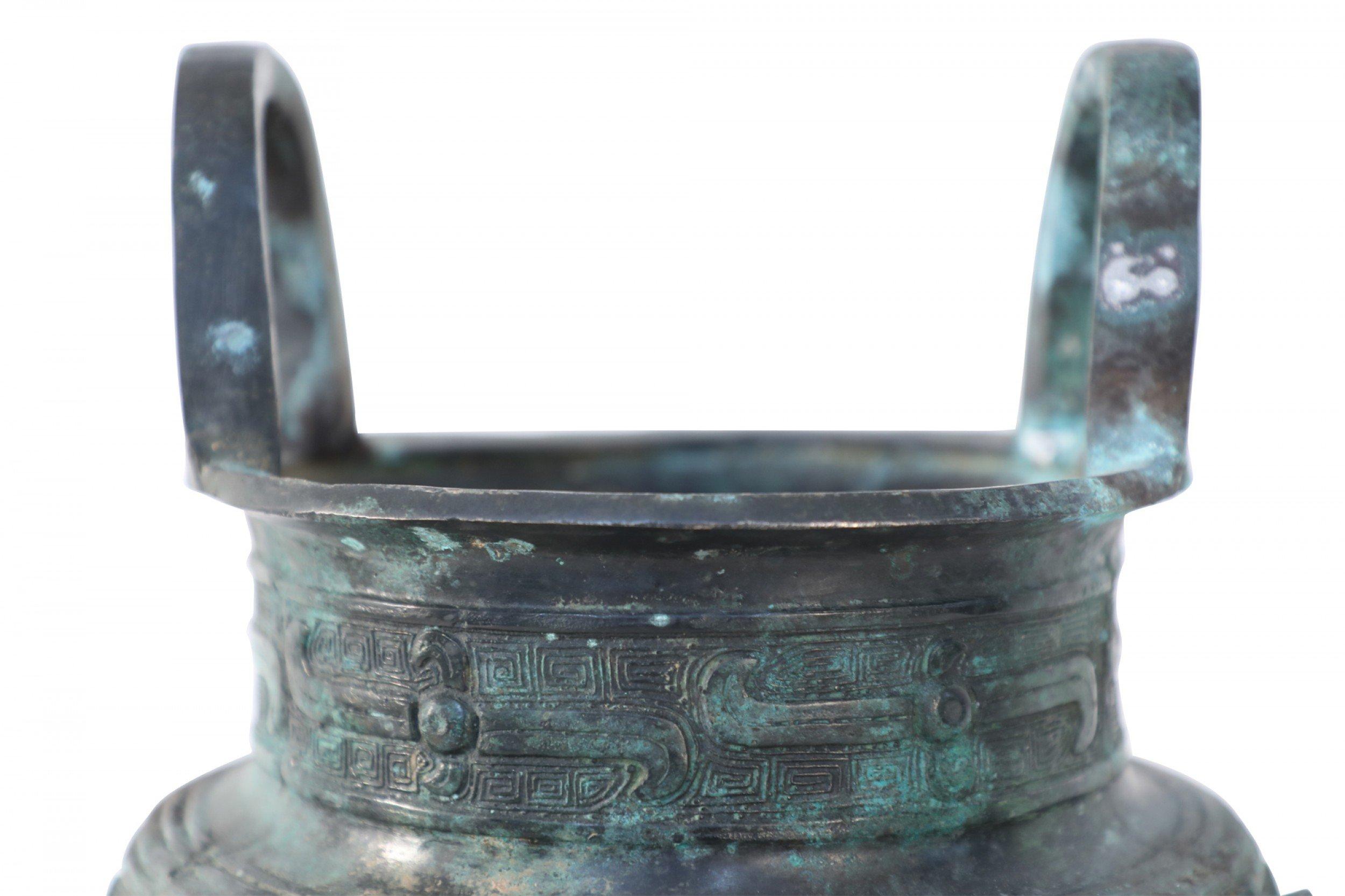 Vaso con gamba affusolata in stile Dinastia Han cinese in bronzo patinato in vendita 3