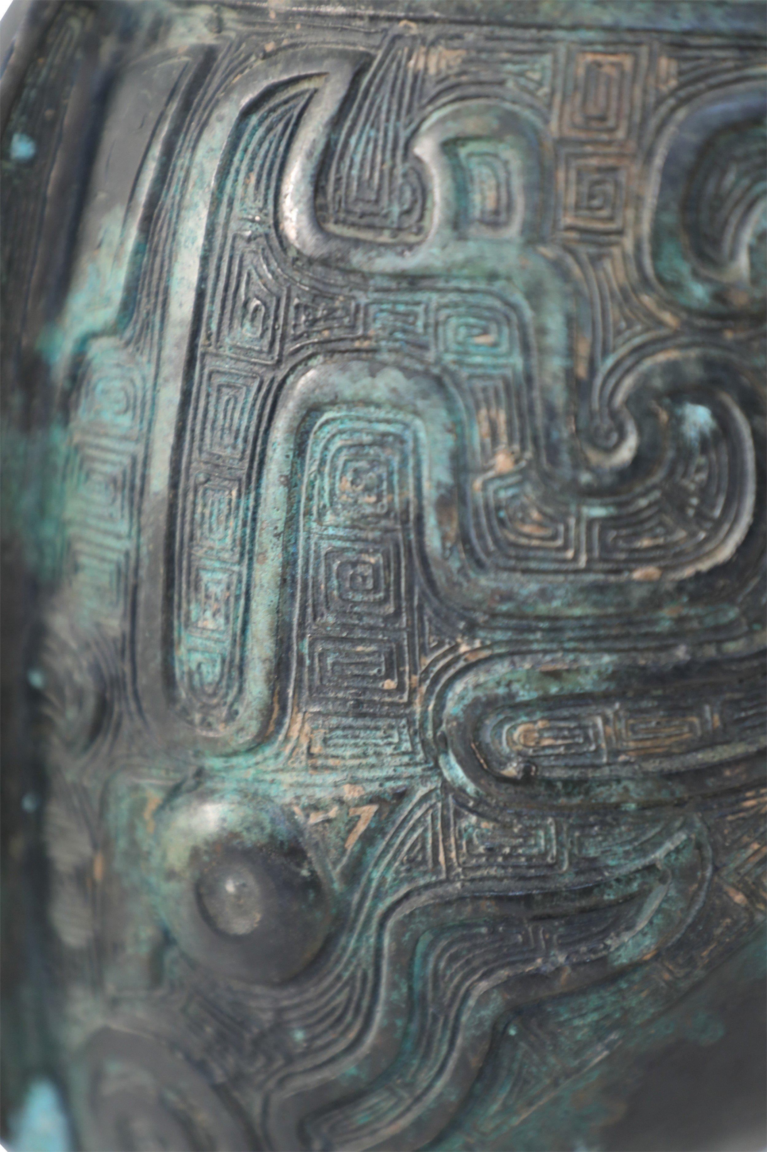 Vaso con gamba affusolata in stile Dinastia Han cinese in bronzo patinato in vendita 4