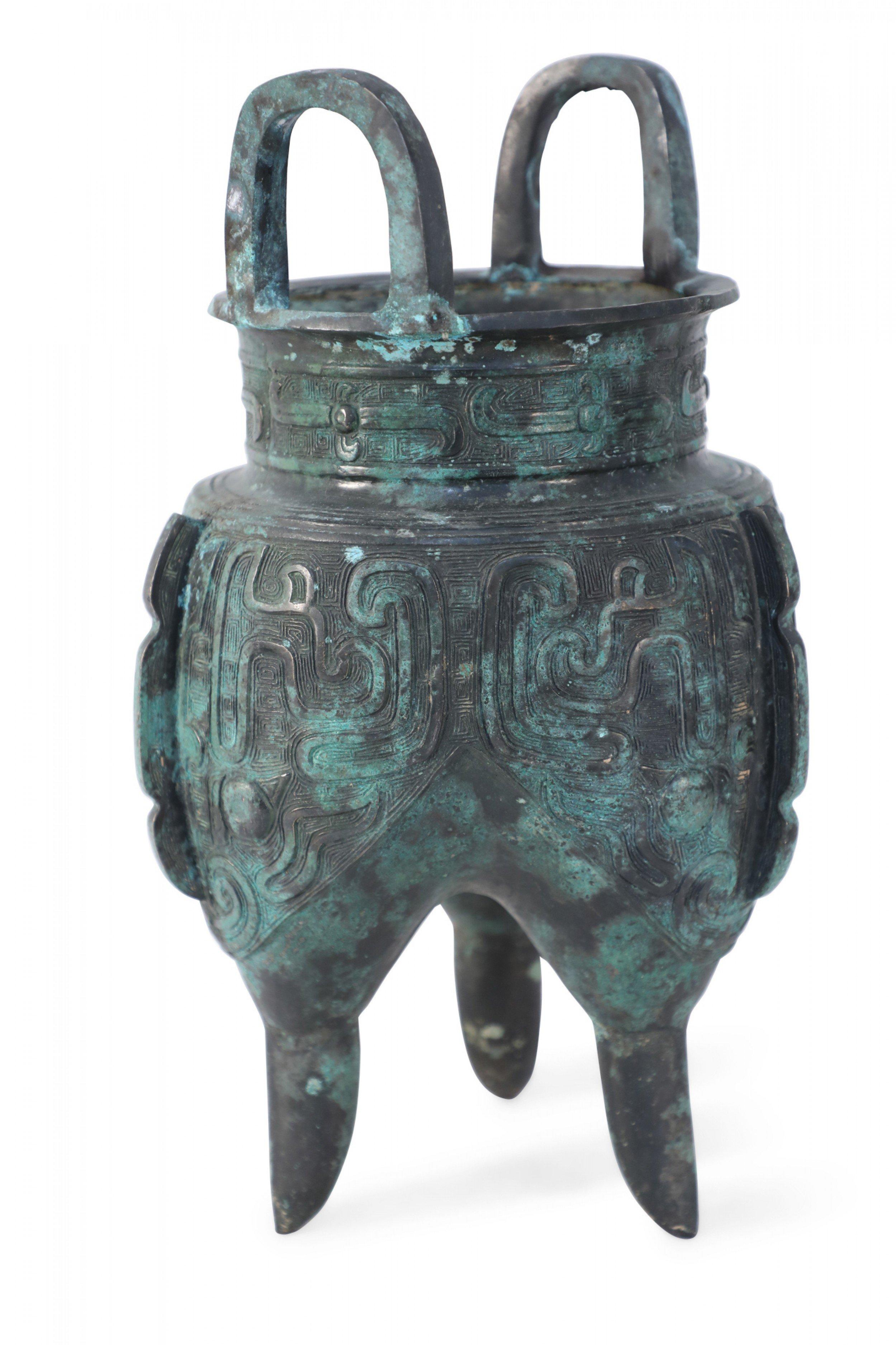 Esportazione cinese Vaso con gamba affusolata in stile Dinastia Han cinese in bronzo patinato in vendita