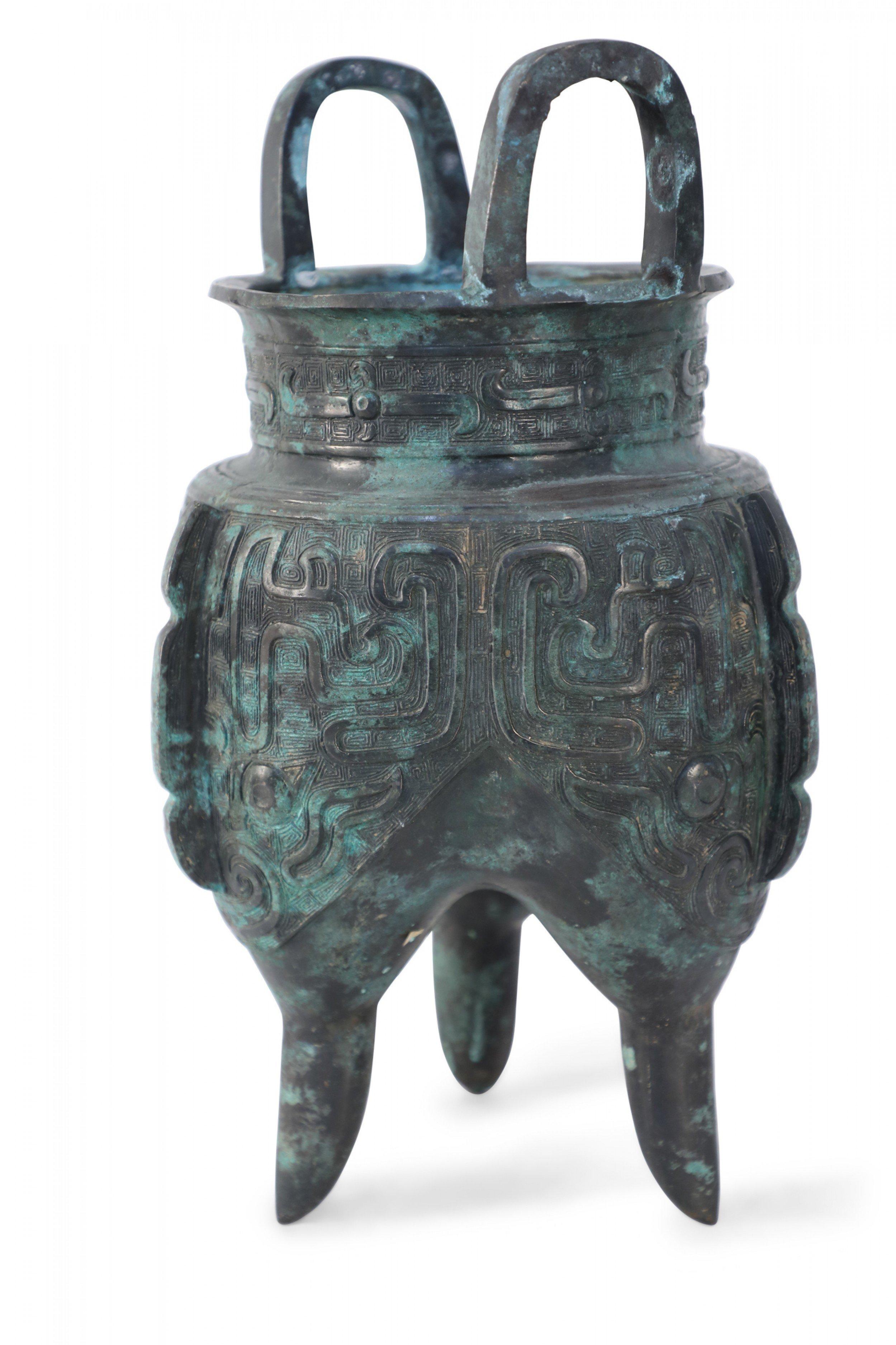 Intagliato a mano Vaso con gamba affusolata in stile Dinastia Han cinese in bronzo patinato in vendita