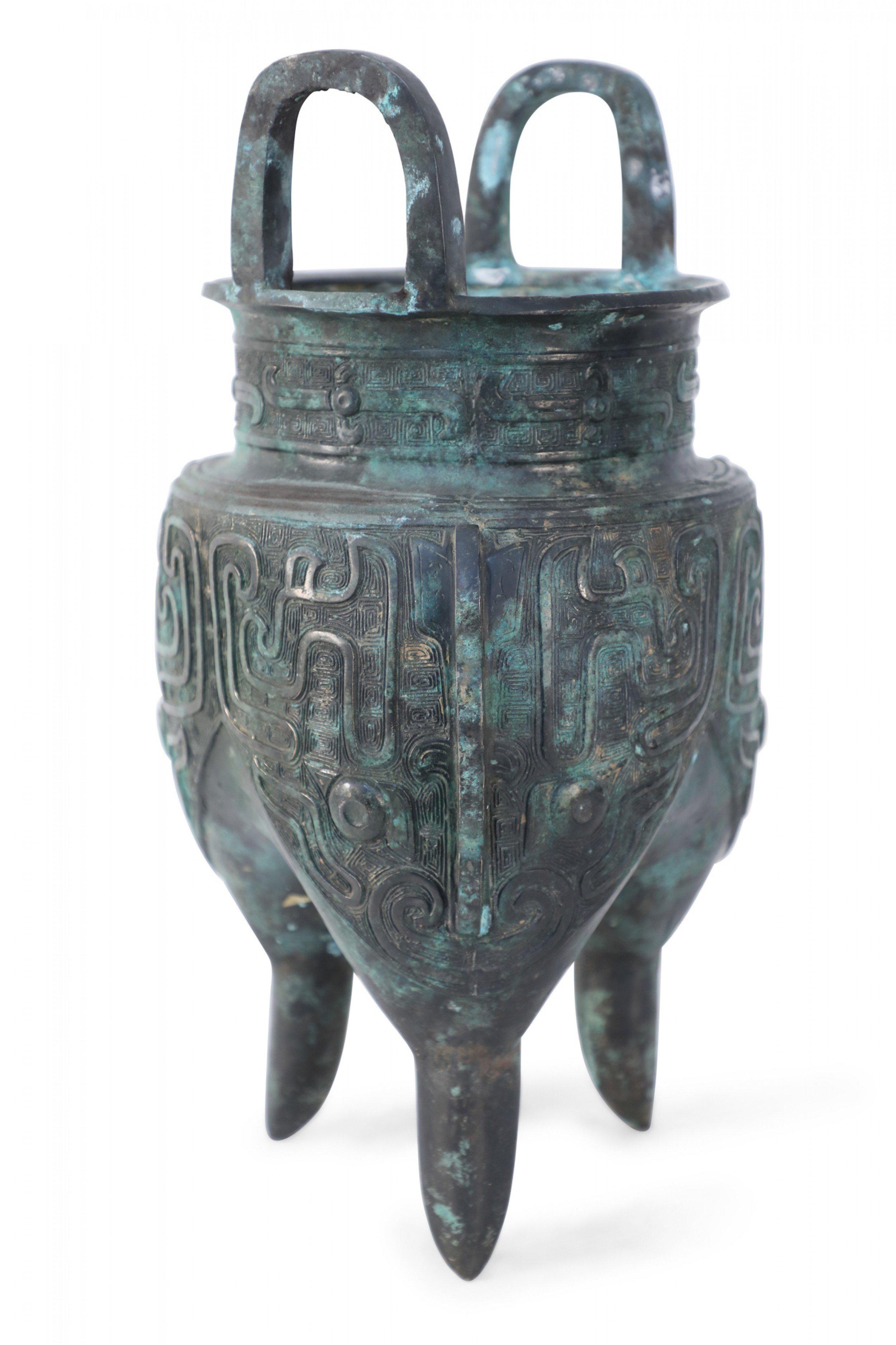 Vaso con gamba affusolata in stile Dinastia Han cinese in bronzo patinato In condizioni buone in vendita a Queens, NY