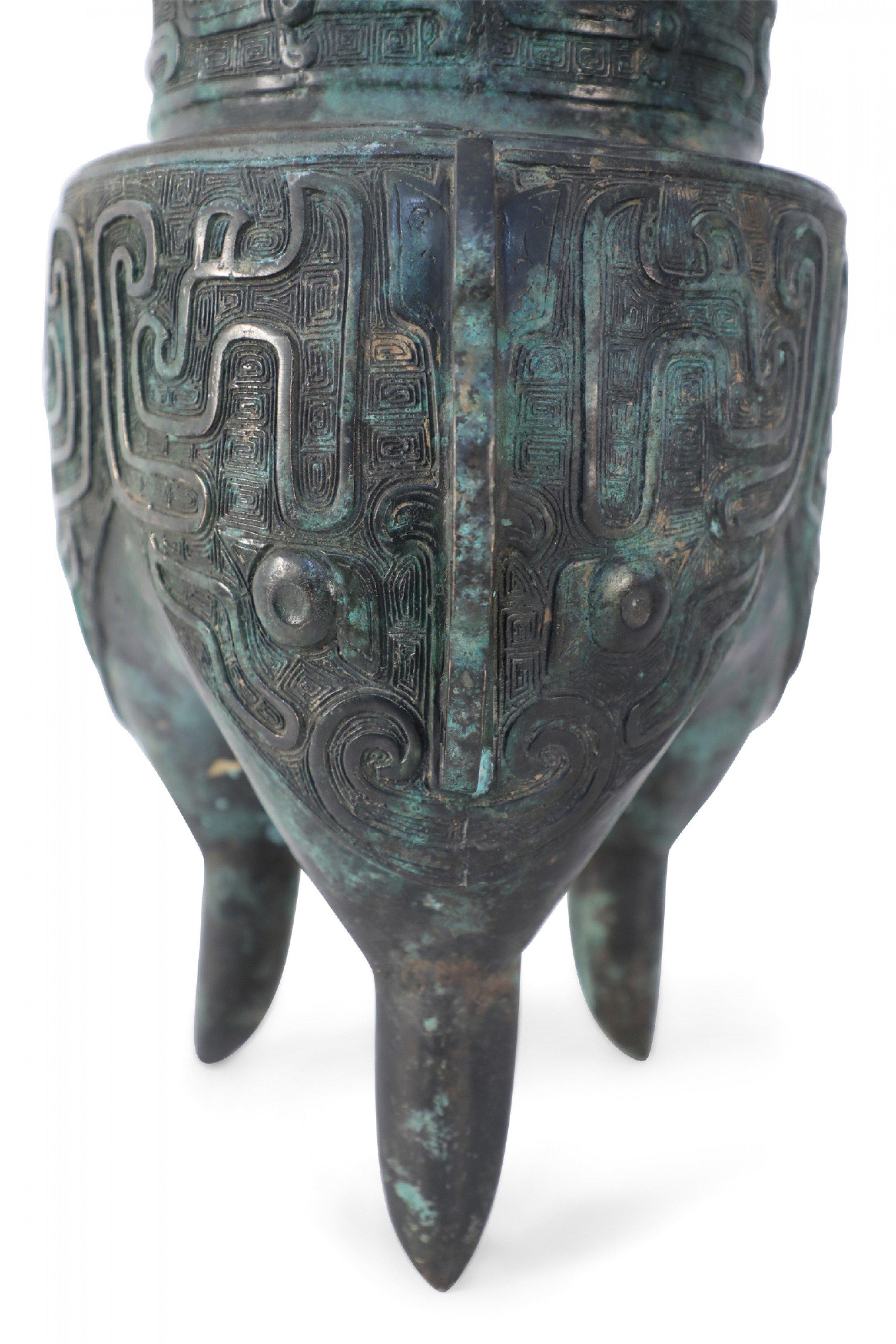 Bronzo Vaso con gamba affusolata in stile Dinastia Han cinese in bronzo patinato in vendita