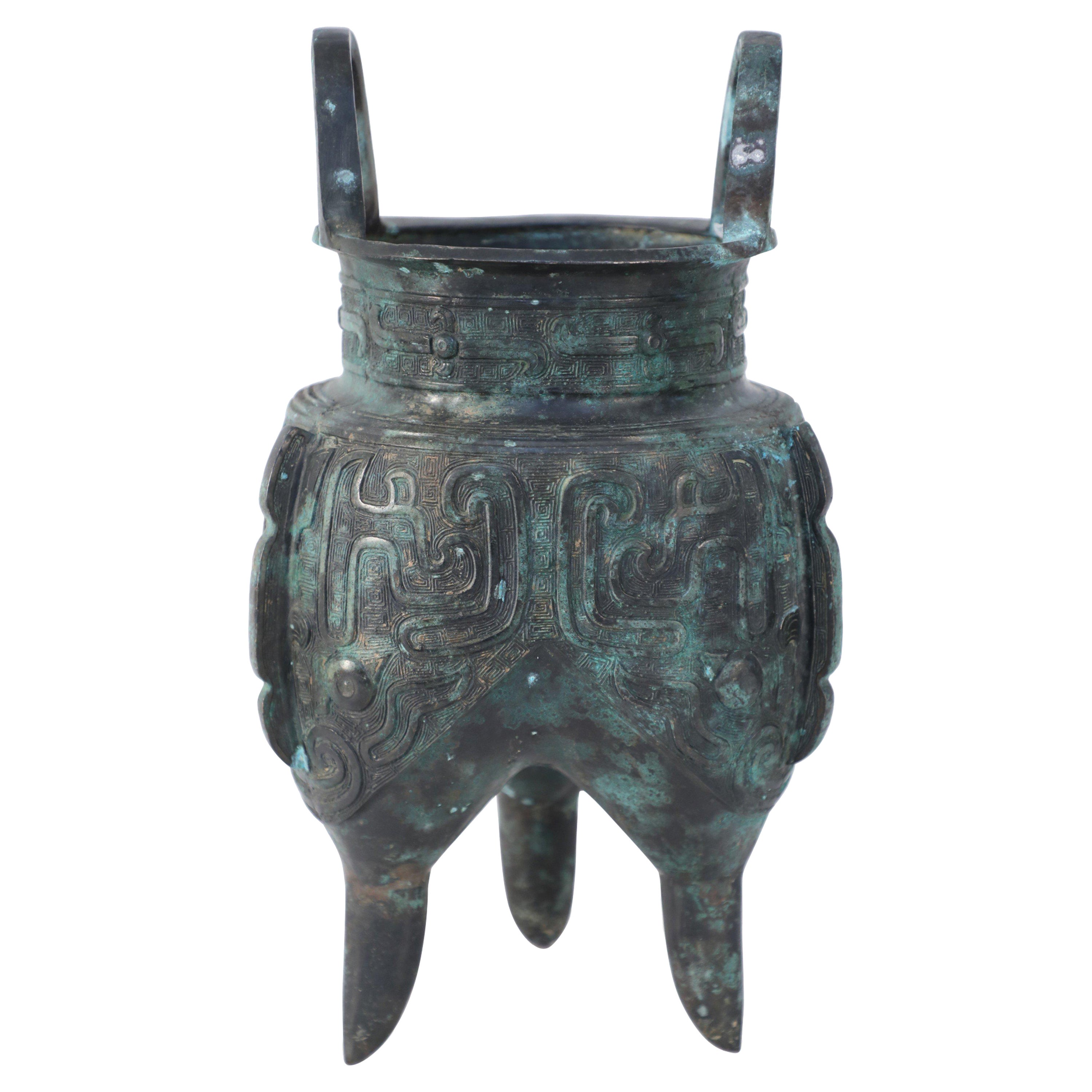 Chinesisches Gefäß mit spitzem Bein aus patinierter Bronze im Stil der Han Dynasty