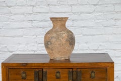 Chinesische Terrakotta-Vase aus der chinesischen Han-Dynastie mit handbemaltem Dekor, um 202 v. Chr.-200 n. Chr.