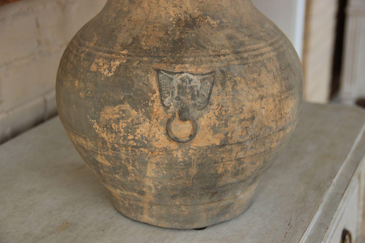 Chinois Grande jarre non émaillée de la dynastie chinoise Han avec masques Taotie montée comme lampe de bureau en vente
