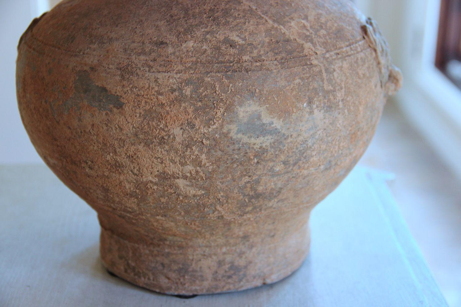 Fait main Vase non émaillé de la dynastie chinoise Han avec masques Taotie monté comme lampe de bureau en vente