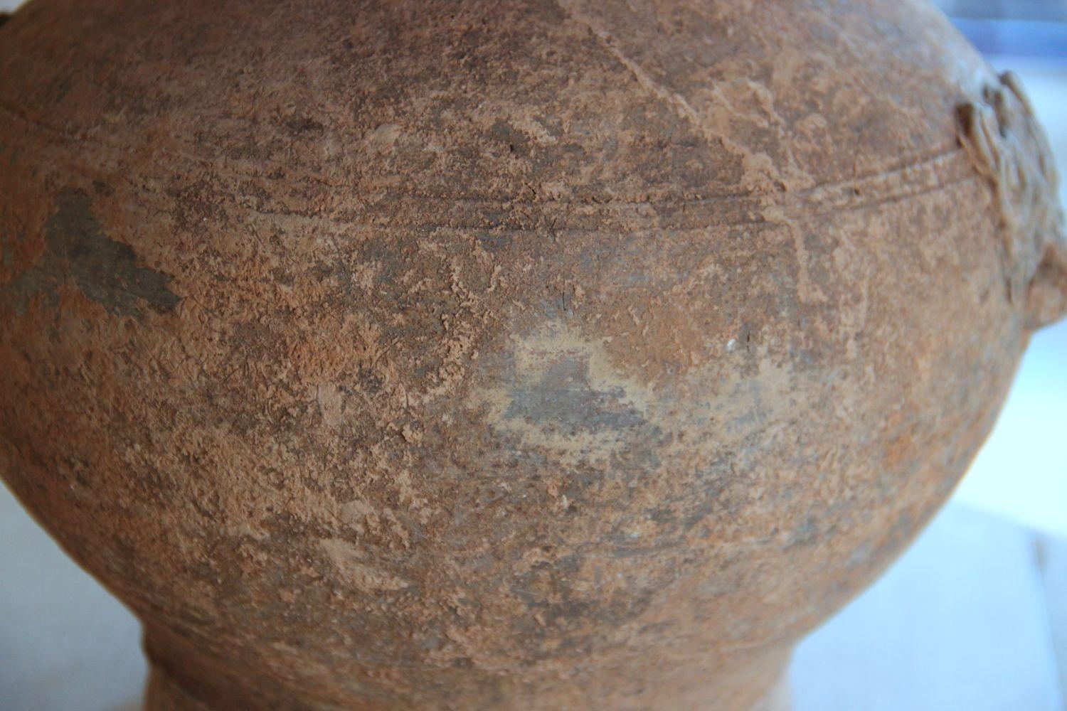 Vase non émaillé de la dynastie chinoise Han avec masques Taotie monté comme lampe de bureau Excellent état - En vente à Wichita, KS