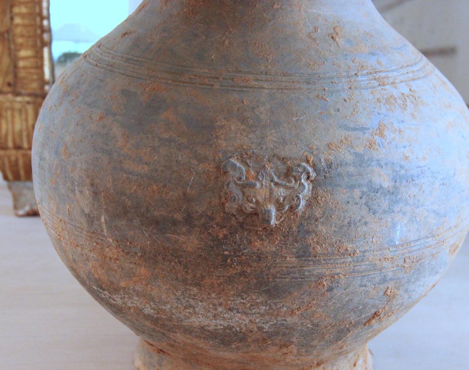 Große chinesische unglasierte Vase aus der Han-Dynastie mit Taotie-Masken als Tischlampe montiert im Angebot 2