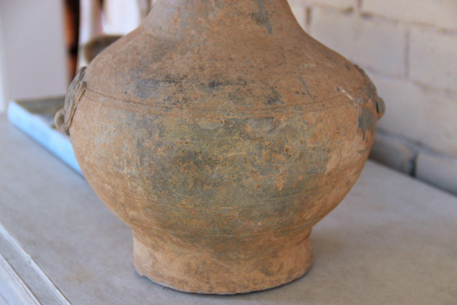 Vase non émaillé de la dynastie chinoise Han avec masques Taotie monté comme lampe de bureau en vente 1
