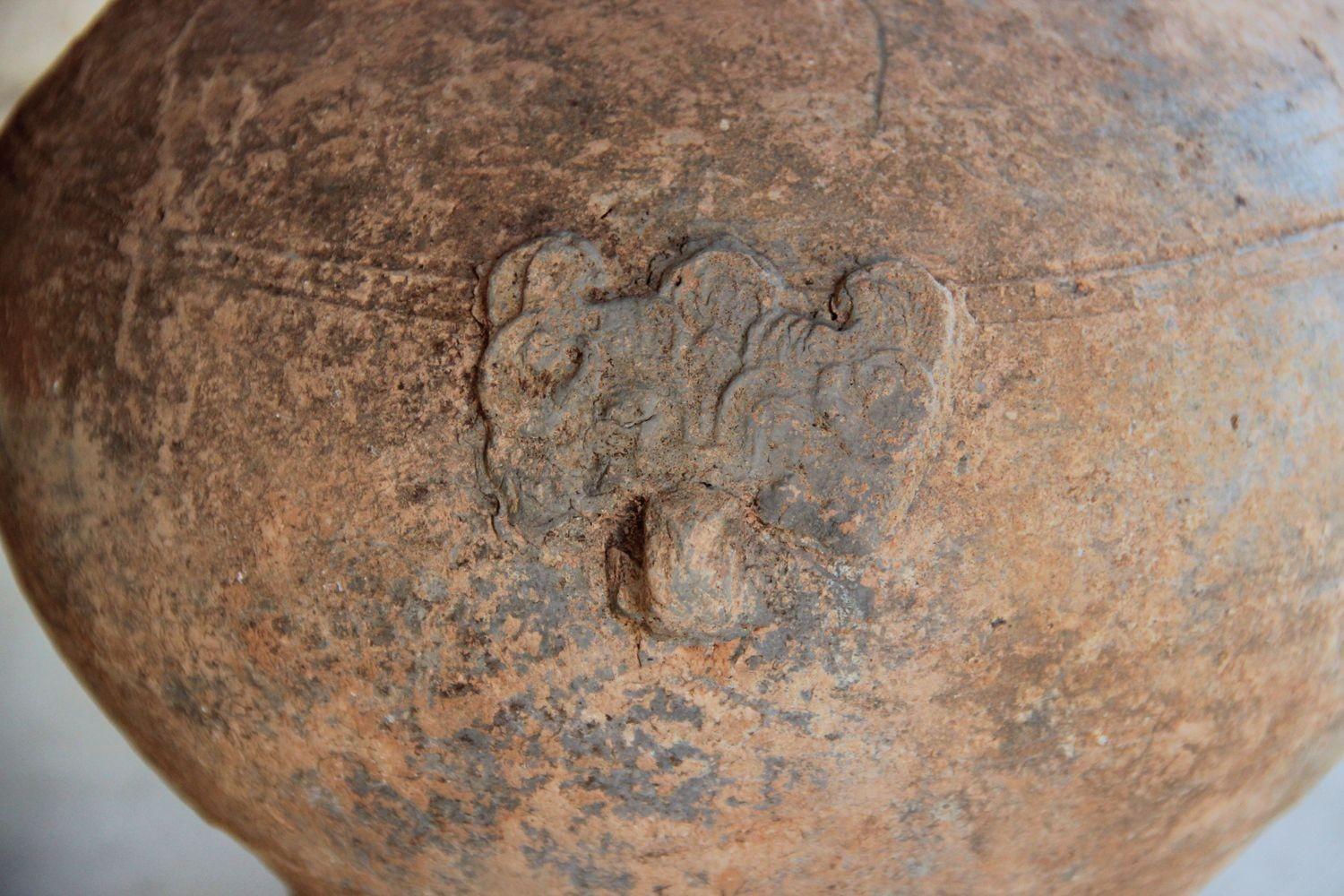 Vase non émaillé de la dynastie chinoise Han avec masques Taotie monté comme lampe de bureau en vente 2