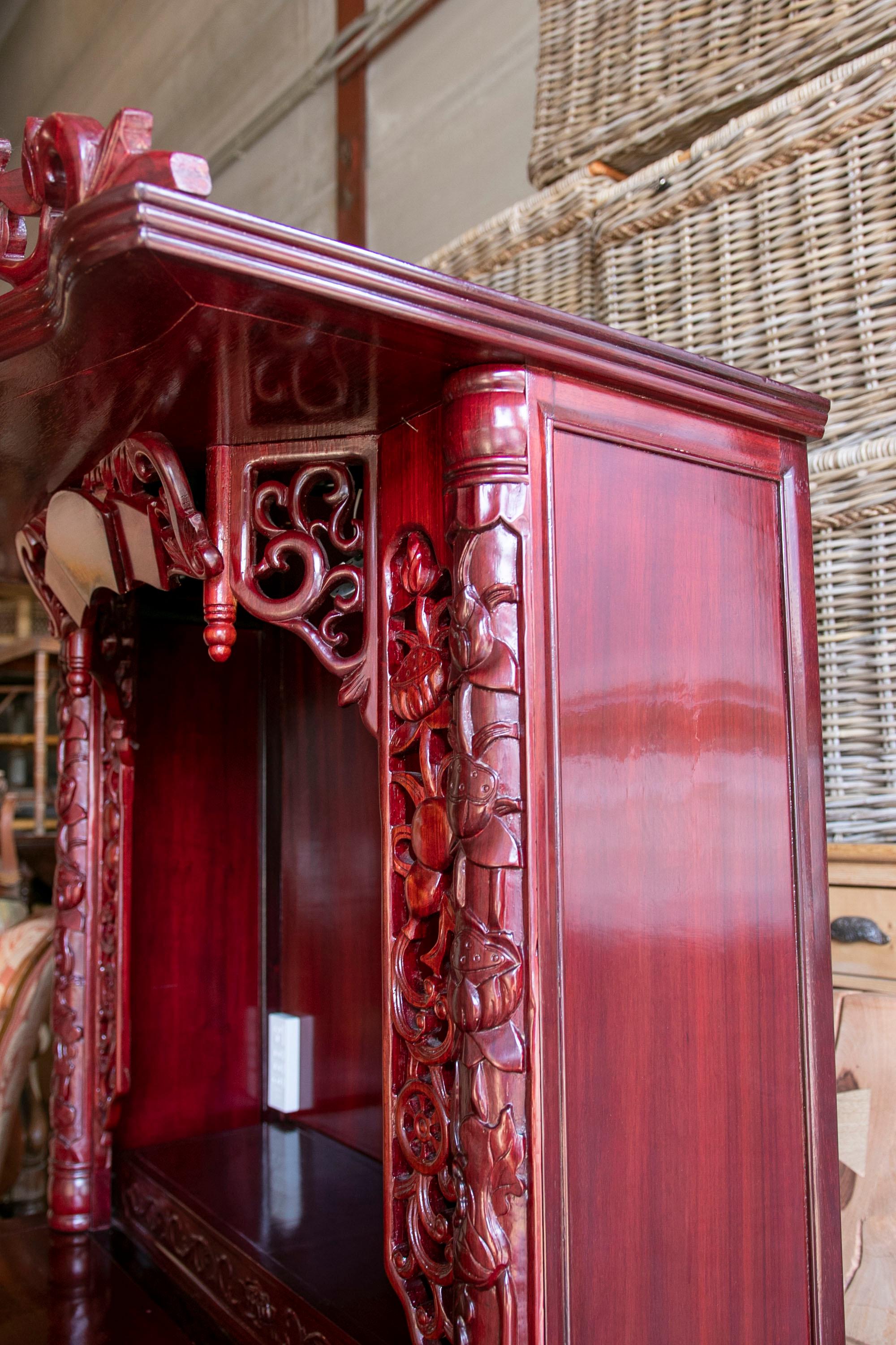 Chinesischer handgeschnitzter Altar aus Mahagoniholz und niedrigem Teil mit Türen und Schubladen im Angebot 9