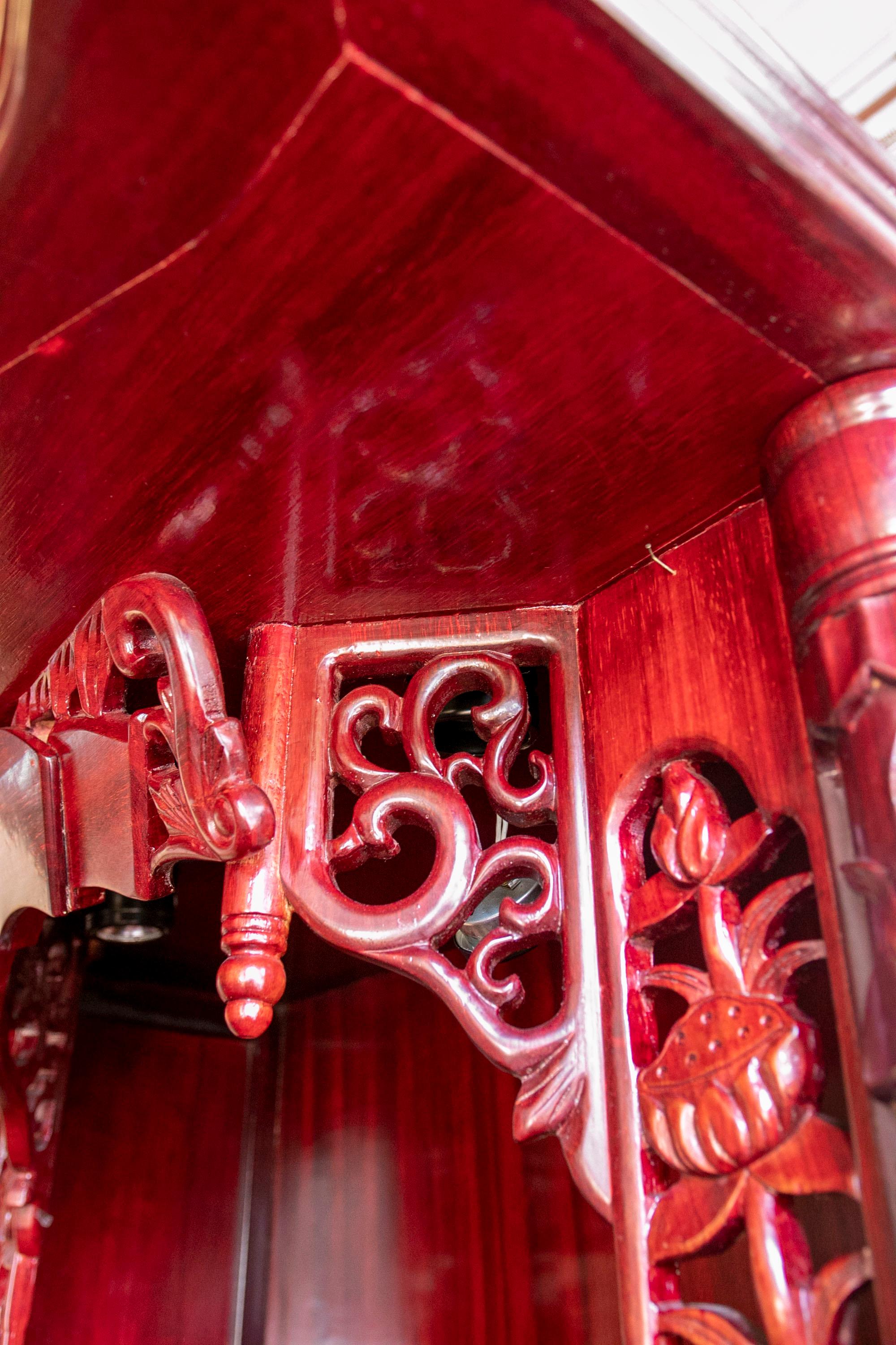 Chinesischer handgeschnitzter Altar aus Mahagoniholz und niedrigem Teil mit Türen und Schubladen im Angebot 10