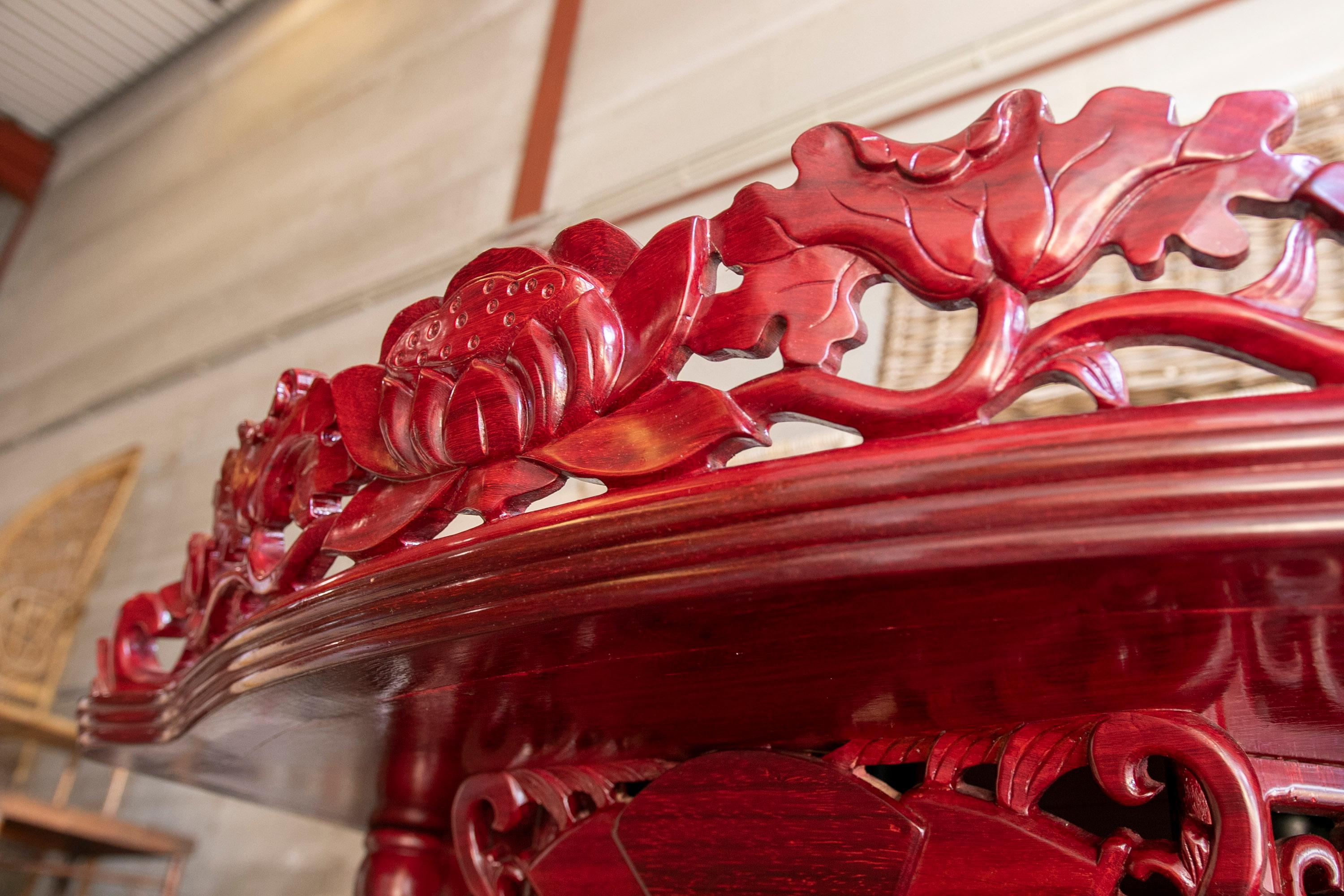 Chinesischer handgeschnitzter Altar aus Mahagoniholz und niedrigem Teil mit Türen und Schubladen im Angebot 11