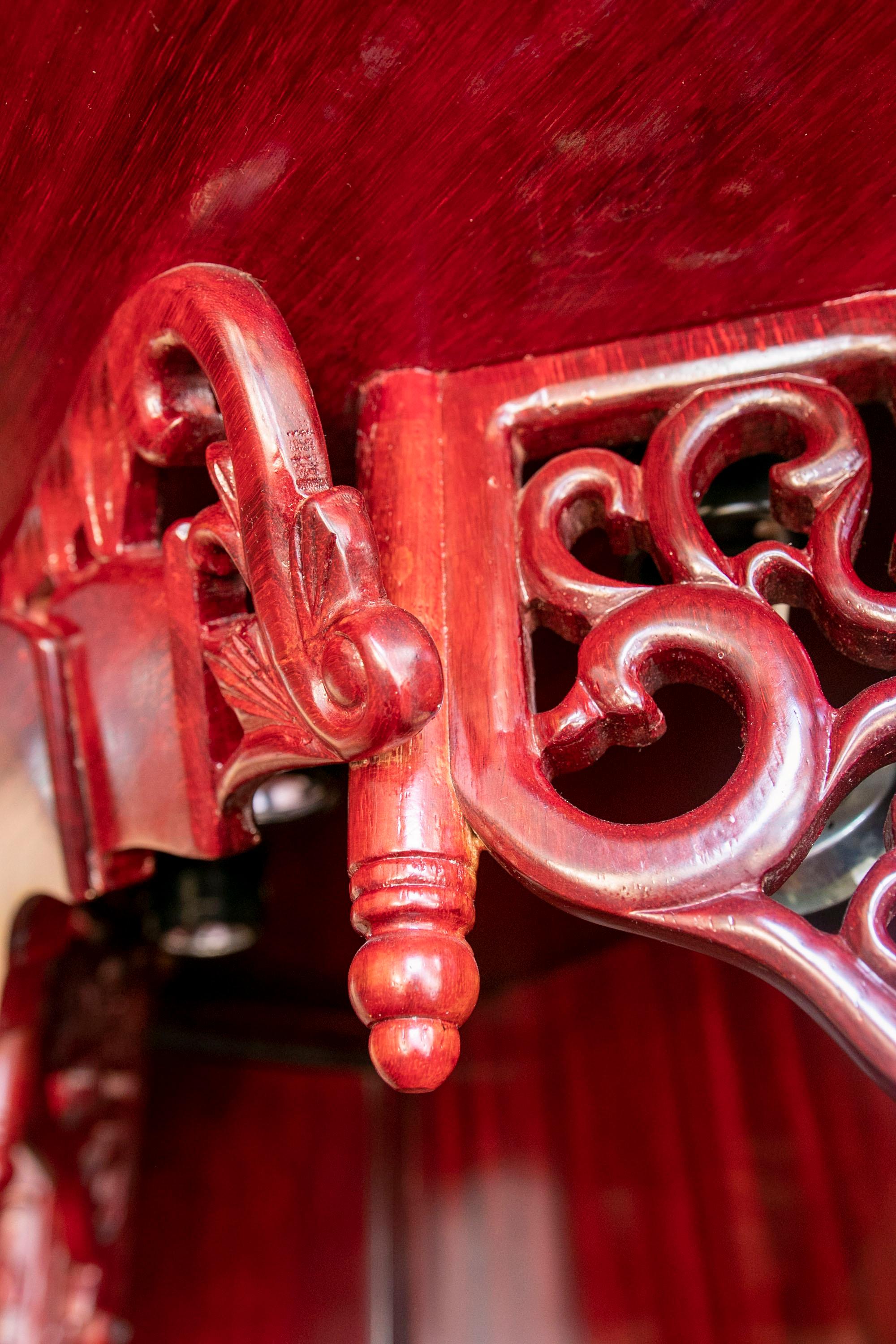Chinesischer handgeschnitzter Altar aus Mahagoniholz und niedrigem Teil mit Türen und Schubladen im Angebot 12