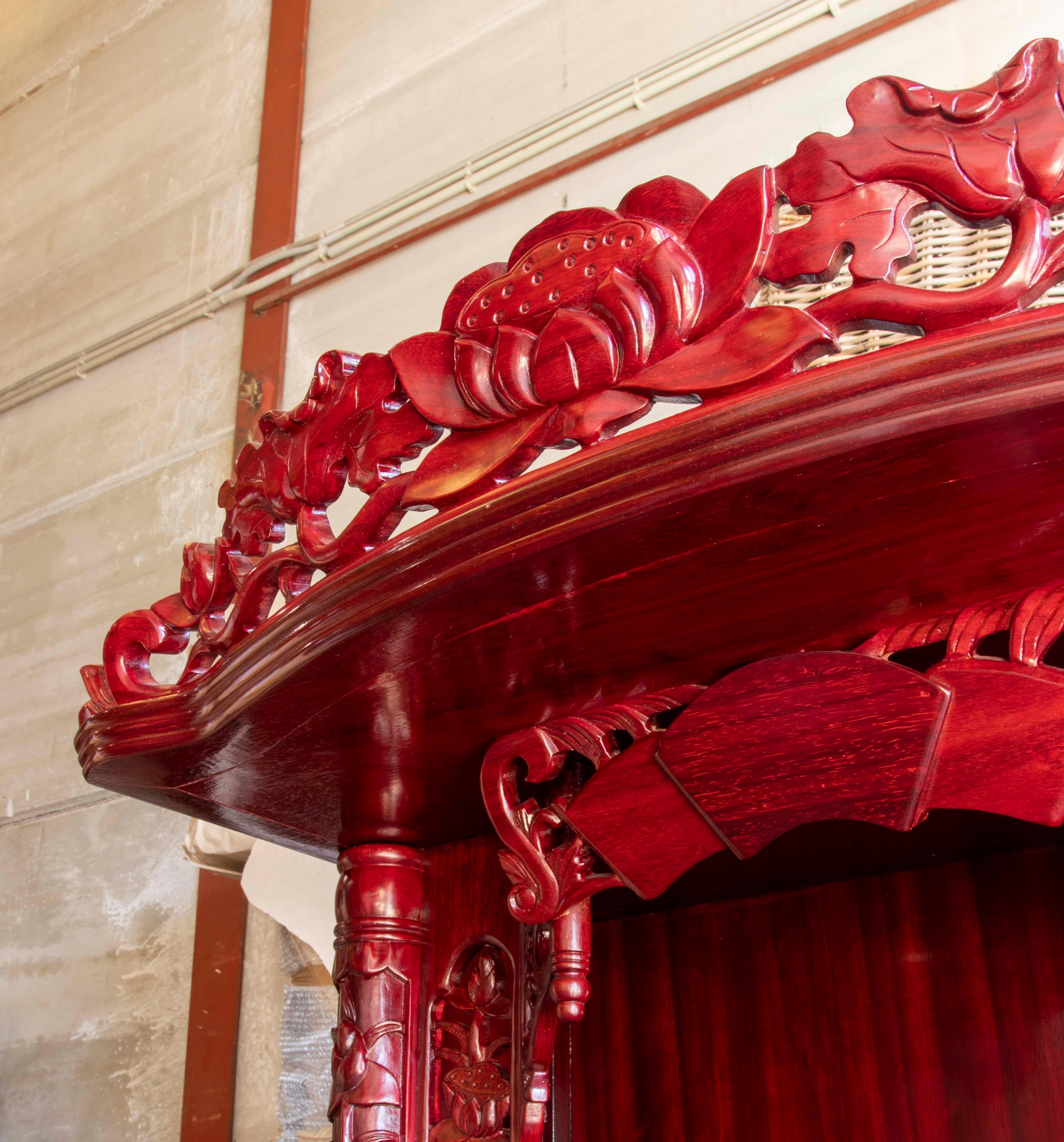 Chinesischer handgeschnitzter Altar aus Mahagoniholz und niedrigem Teil mit Türen und Schubladen im Zustand „Gut“ im Angebot in Marbella, ES