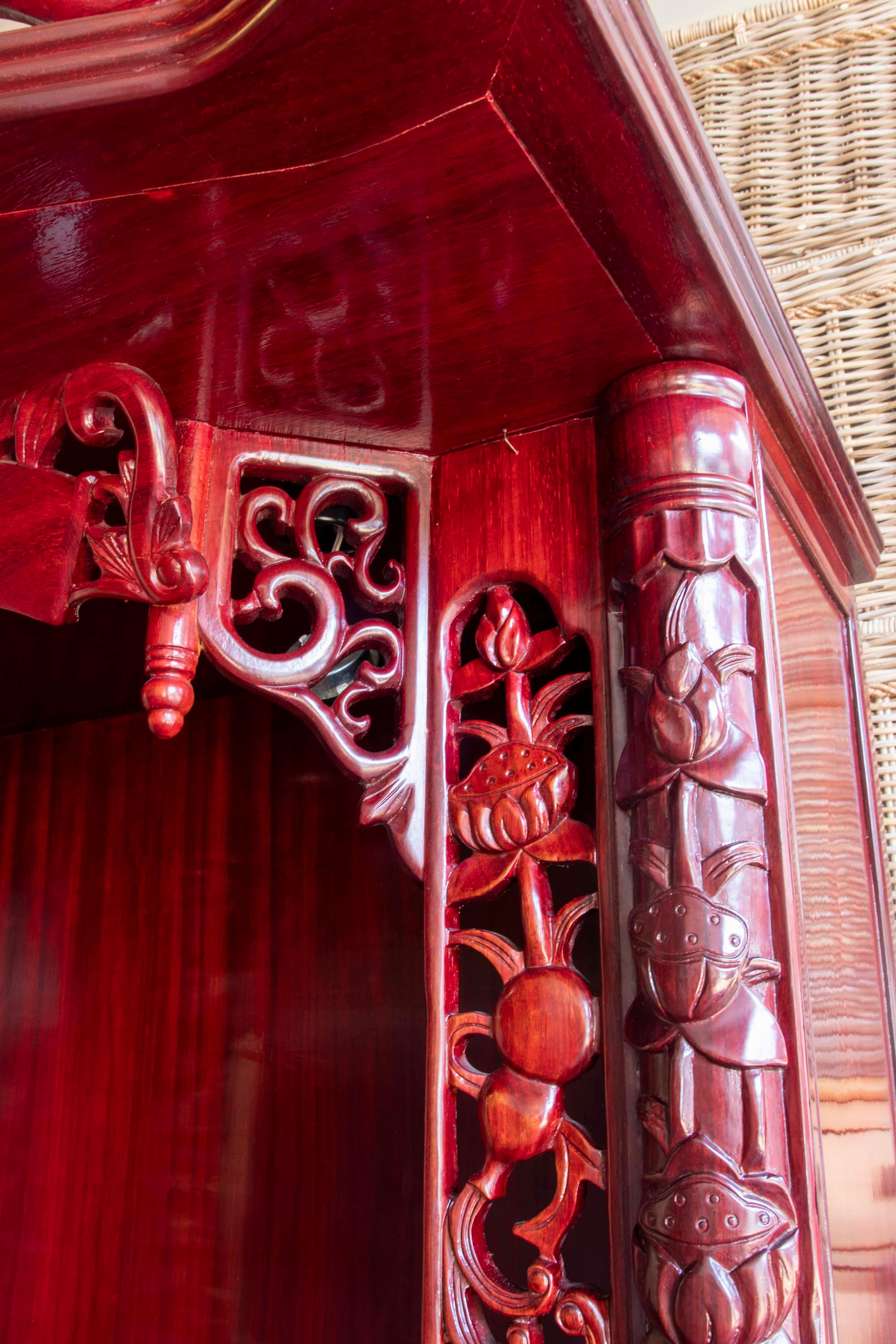 Chinesischer handgeschnitzter Altar aus Mahagoniholz und niedrigem Teil mit Türen und Schubladen (Ende des 20. Jahrhunderts) im Angebot