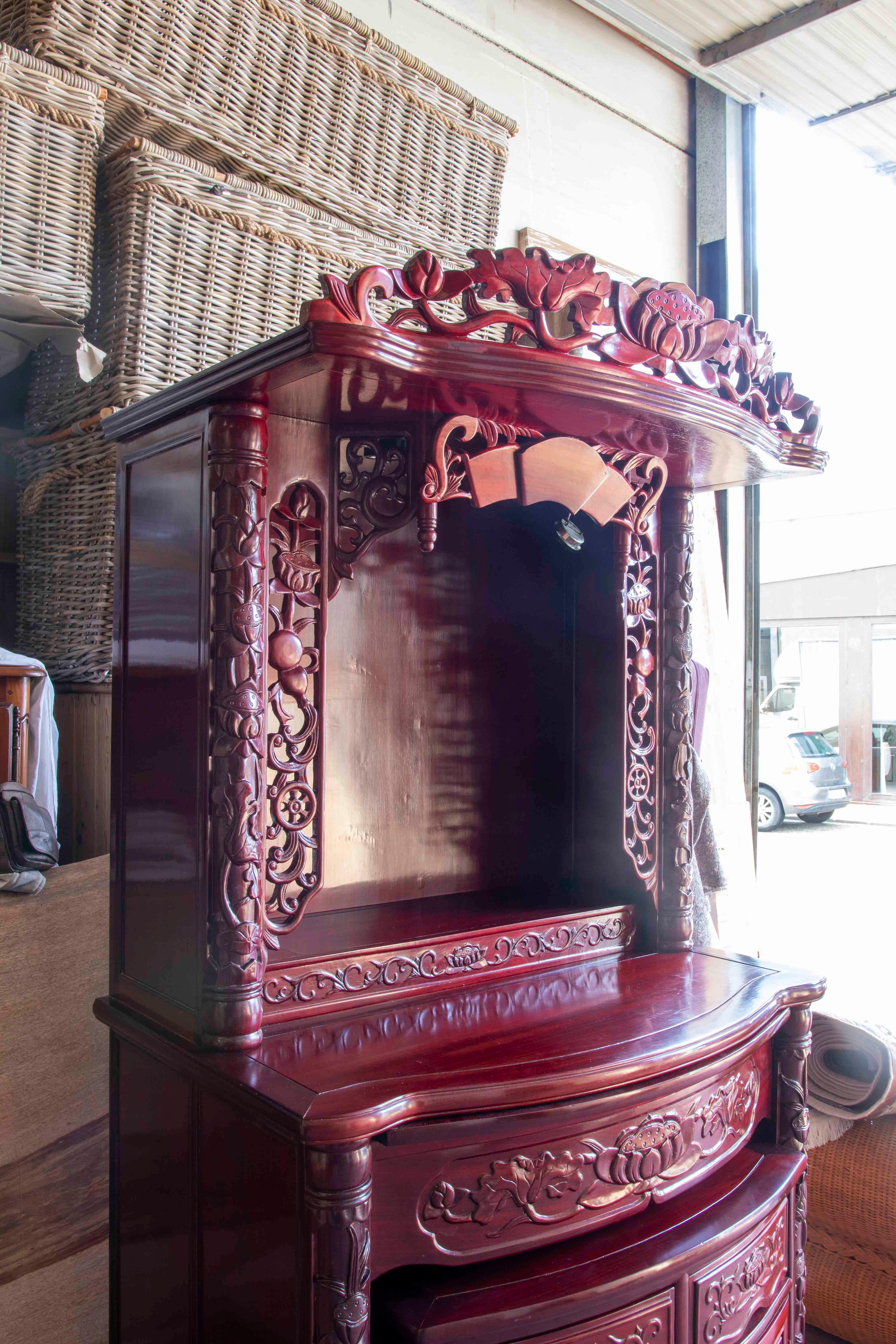 Chinesischer handgeschnitzter Altar aus Mahagoniholz und niedrigem Teil mit Türen und Schubladen im Angebot 1