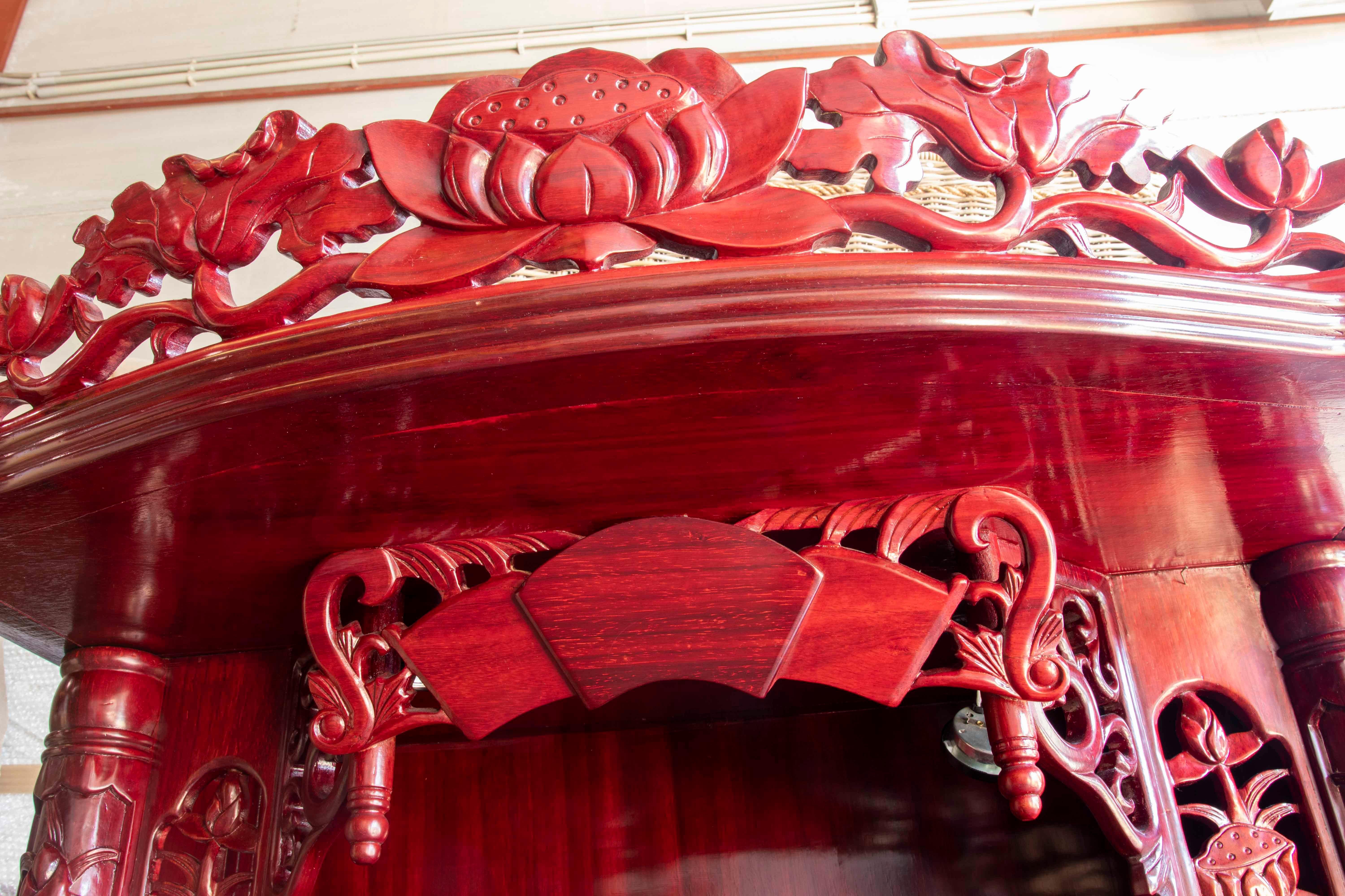 Chinesischer handgeschnitzter Altar aus Mahagoniholz und niedrigem Teil mit Türen und Schubladen im Angebot 4