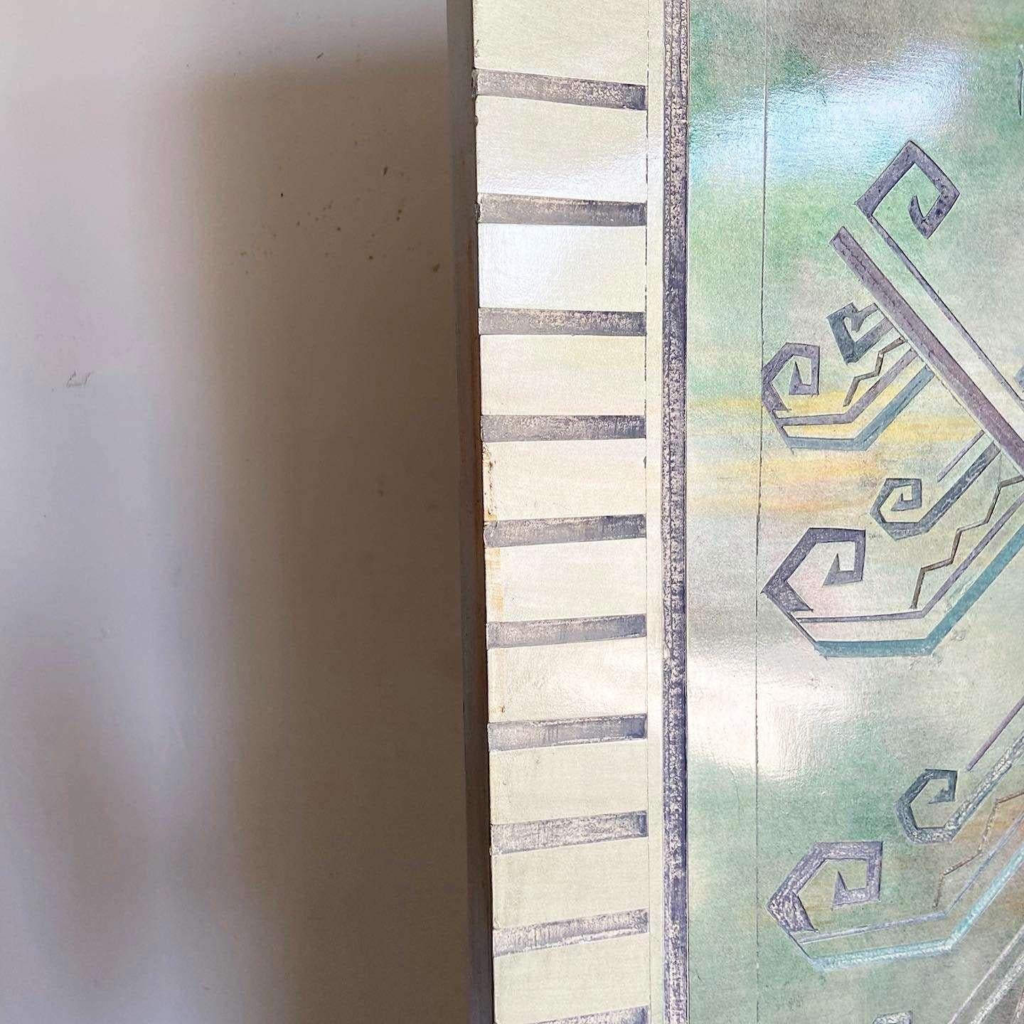 Cette séparation de pièce tribale chinoise sculptée à la main présente des sculptures vertes, bleues et violettes vives peintes à la main sur un fond gris argenté, le verso étant gravé de motifs circulaires sur une finition ivoire