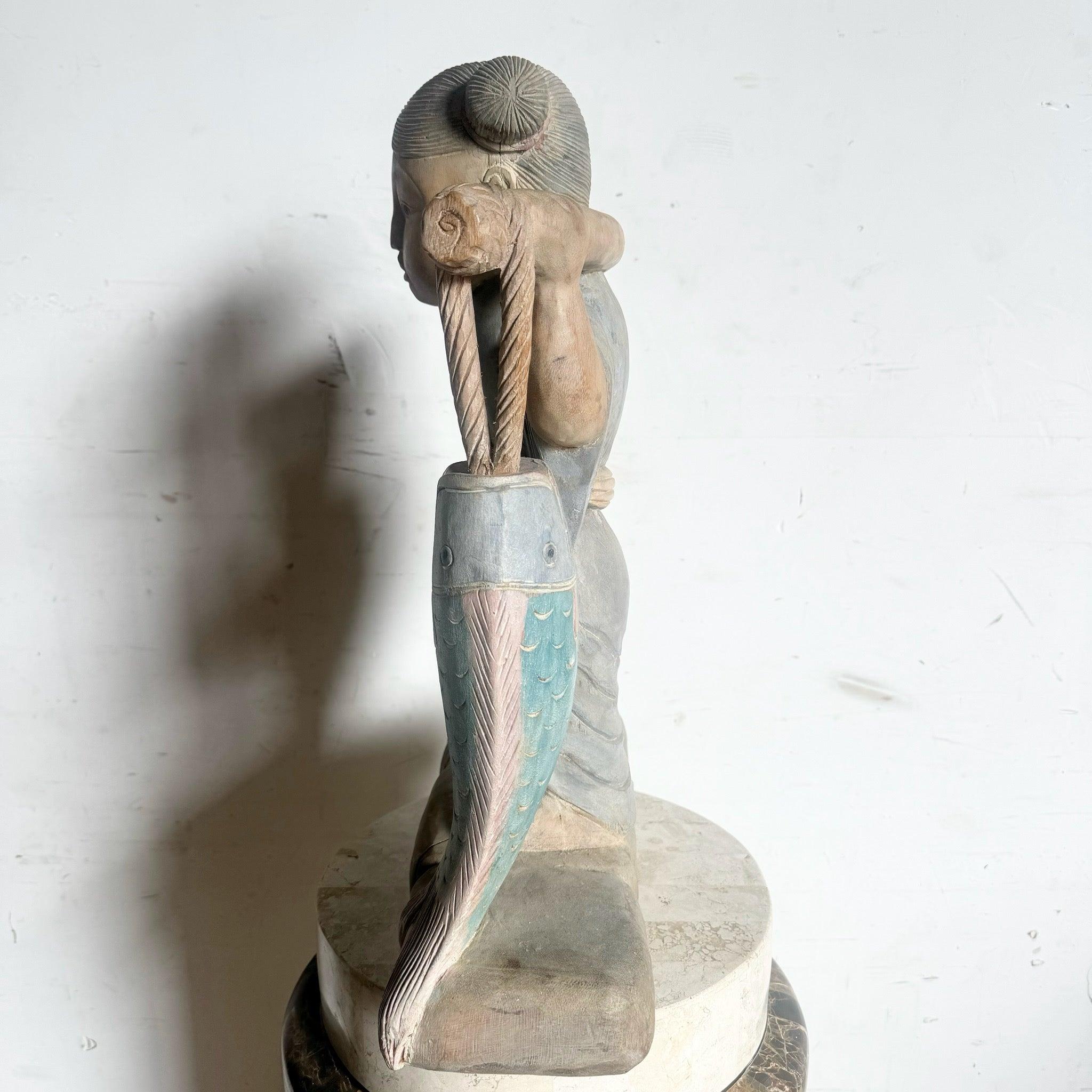 Escultura china de madera tallada y pintada a mano Niña con pez en la mano Chino en venta