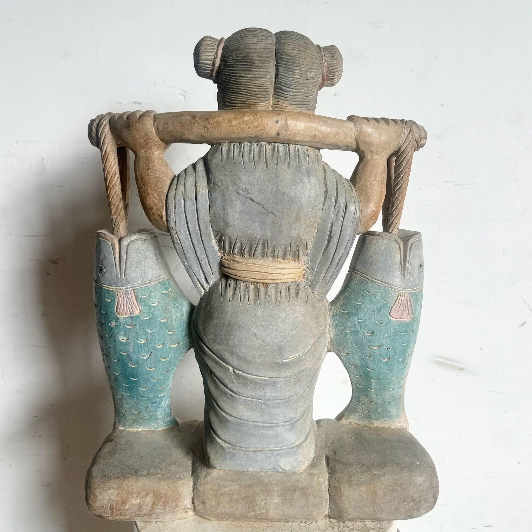 Escultura china de madera tallada y pintada a mano Niña con pez en la mano en Bueno estado para la venta en Delray Beach, FL
