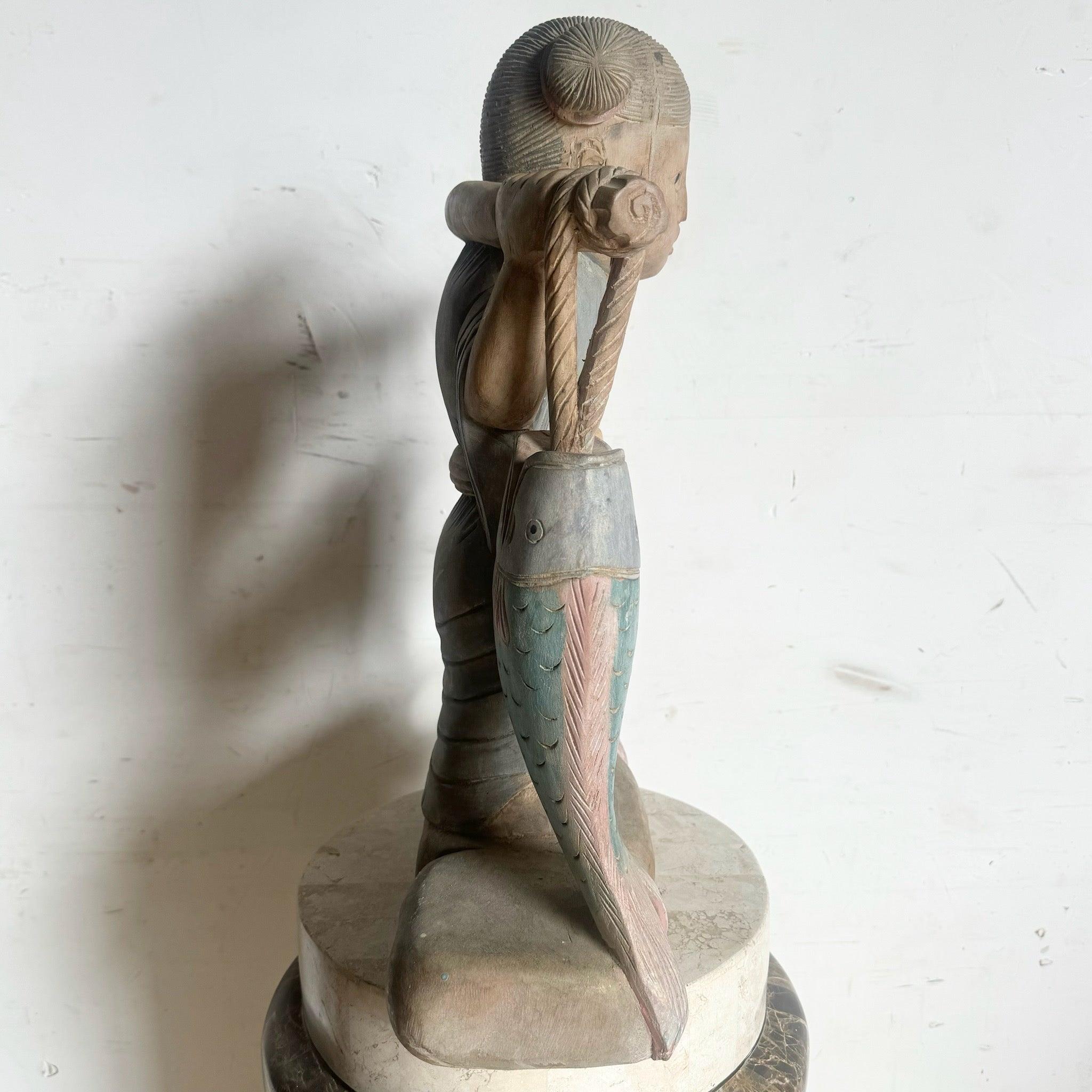 Escultura china de madera tallada y pintada a mano Niña con pez en la mano siglo XX en venta