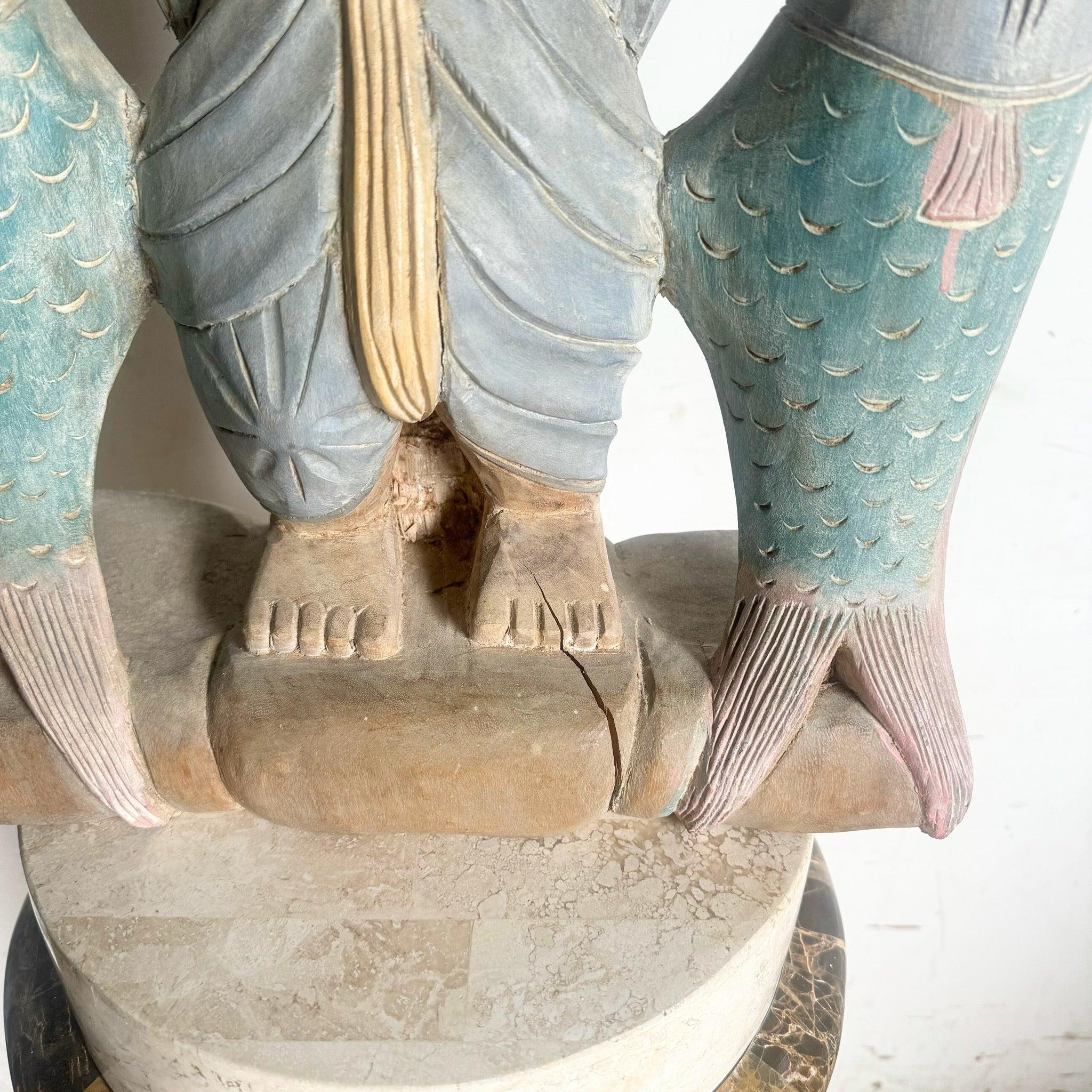 Escultura china de madera tallada y pintada a mano Niña con pez en la mano en venta 1