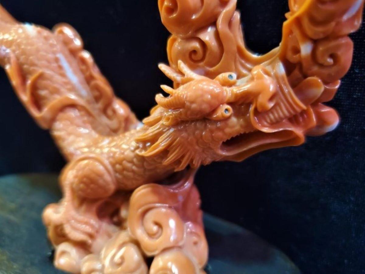 Figure de dragon chinoise en corail sculptée à la main en vente 5