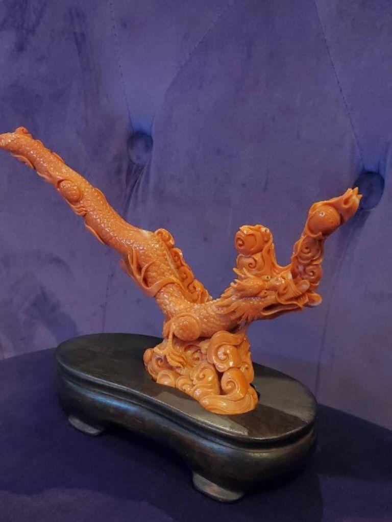Figure de dragon chinoise en corail sculptée à la main en vente 6