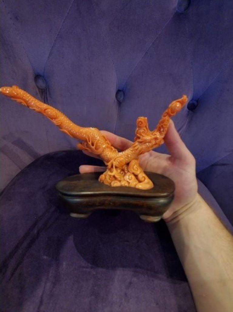 Figure de dragon chinoise en corail sculptée à la main en vente 7