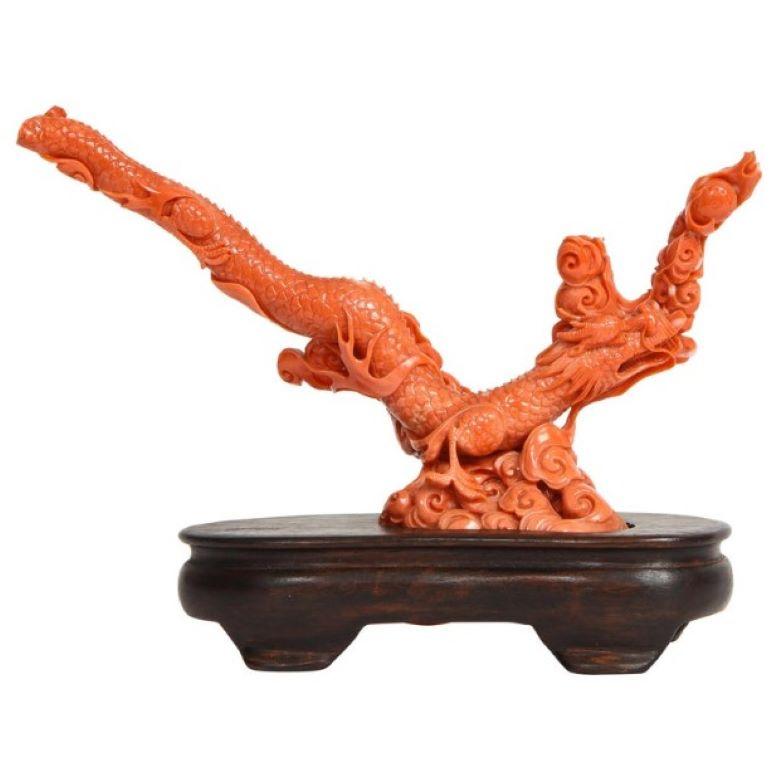 Figurine chinoise de dragon en corail sculpté
Très finement sculpté à la main. 

Circa 20th Century, Chine

Poids : Avec le support, environ 345,1,
Sans support environ 212.1

Dimensions : avec la base : environ 6 x 7,5 pouces 
Sans la base :