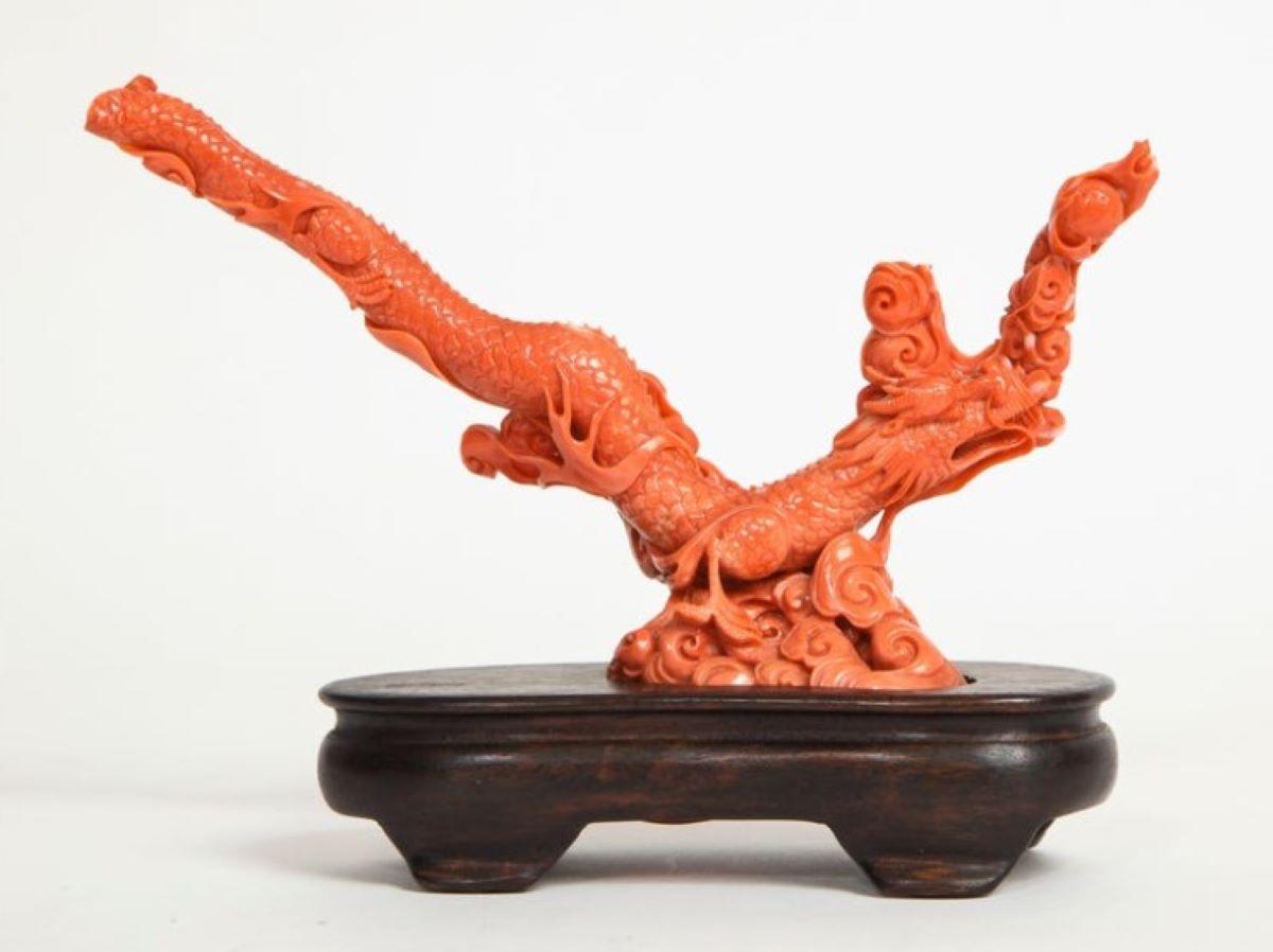 Non taillé Figure de dragon chinoise en corail sculptée à la main en vente