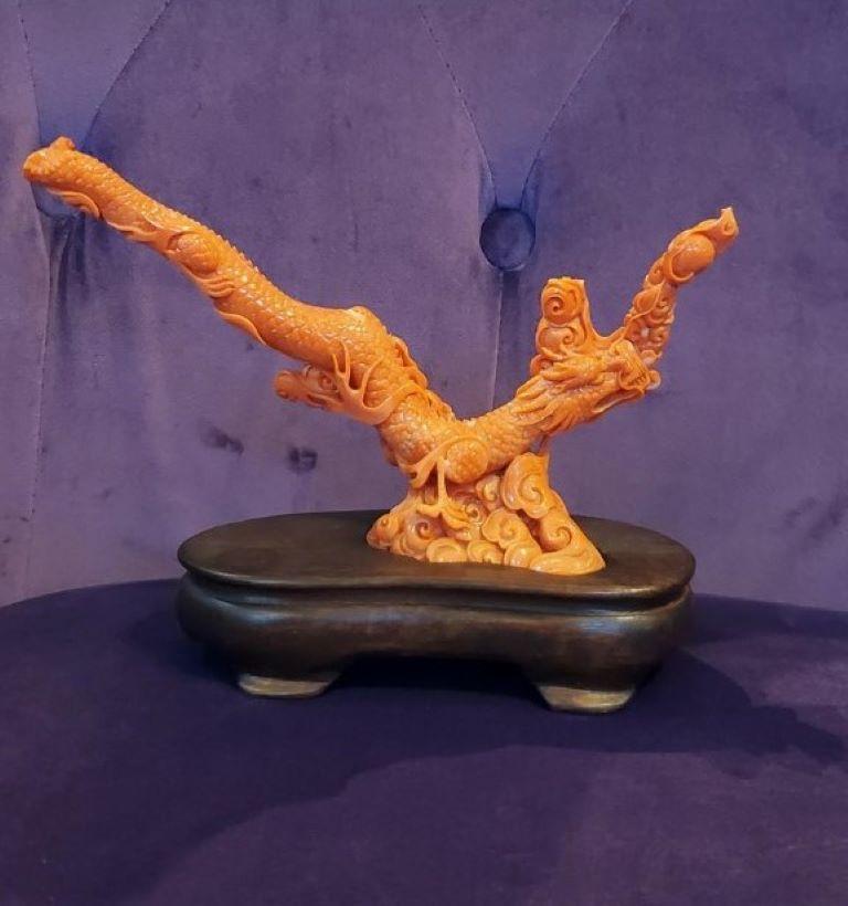 Figure de dragon chinoise en corail sculptée à la main Excellent état - En vente à New York, NY