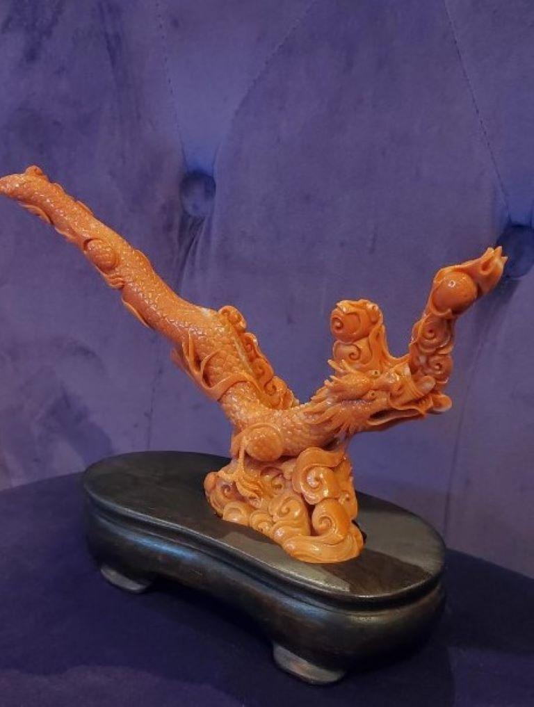 Figure de dragon chinoise en corail sculptée à la main Unisexe en vente