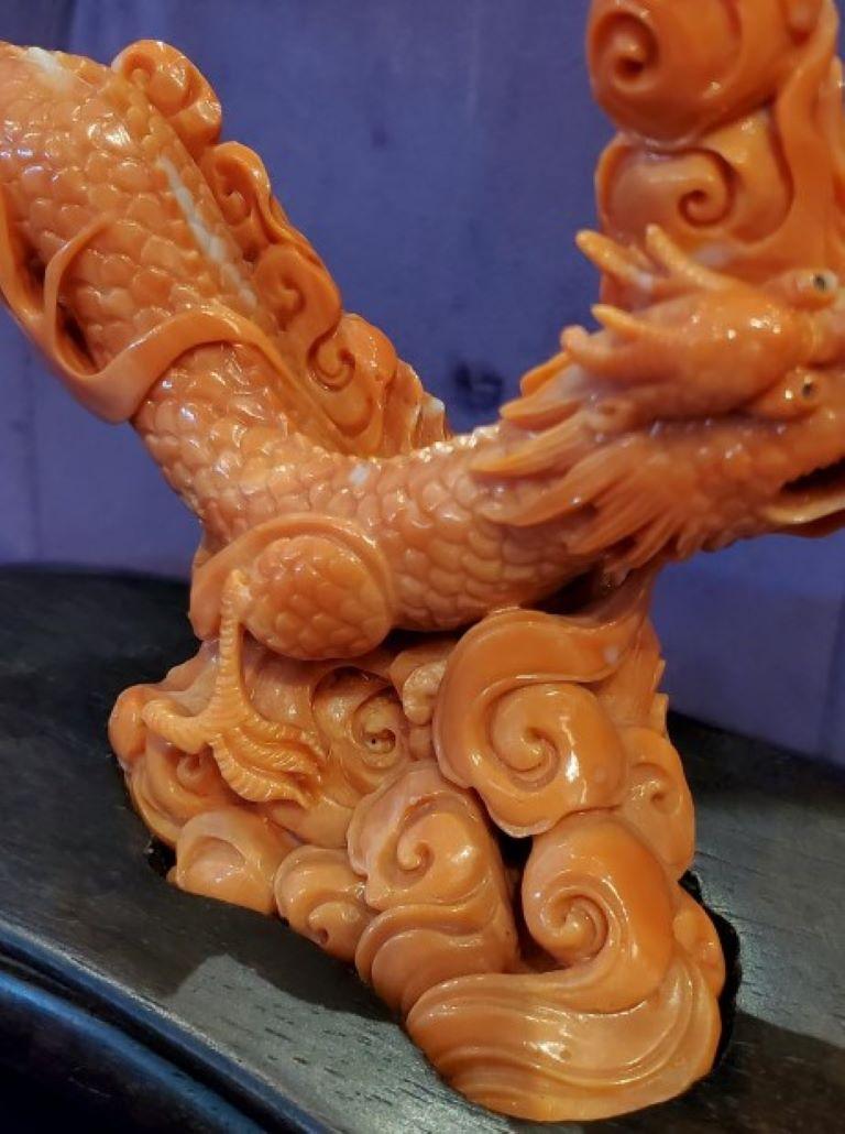 Figure de dragon chinoise en corail sculptée à la main en vente 1