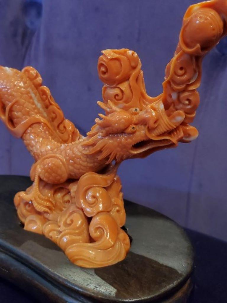 Figure de dragon chinoise en corail sculptée à la main en vente 2