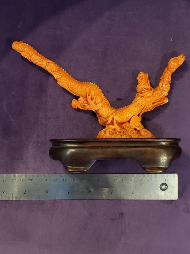 Figure de dragon chinoise en corail sculptée à la main en vente 3