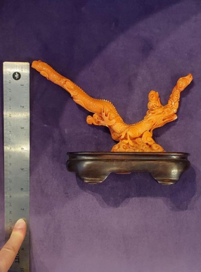 Figure de dragon chinoise en corail sculptée à la main en vente 4