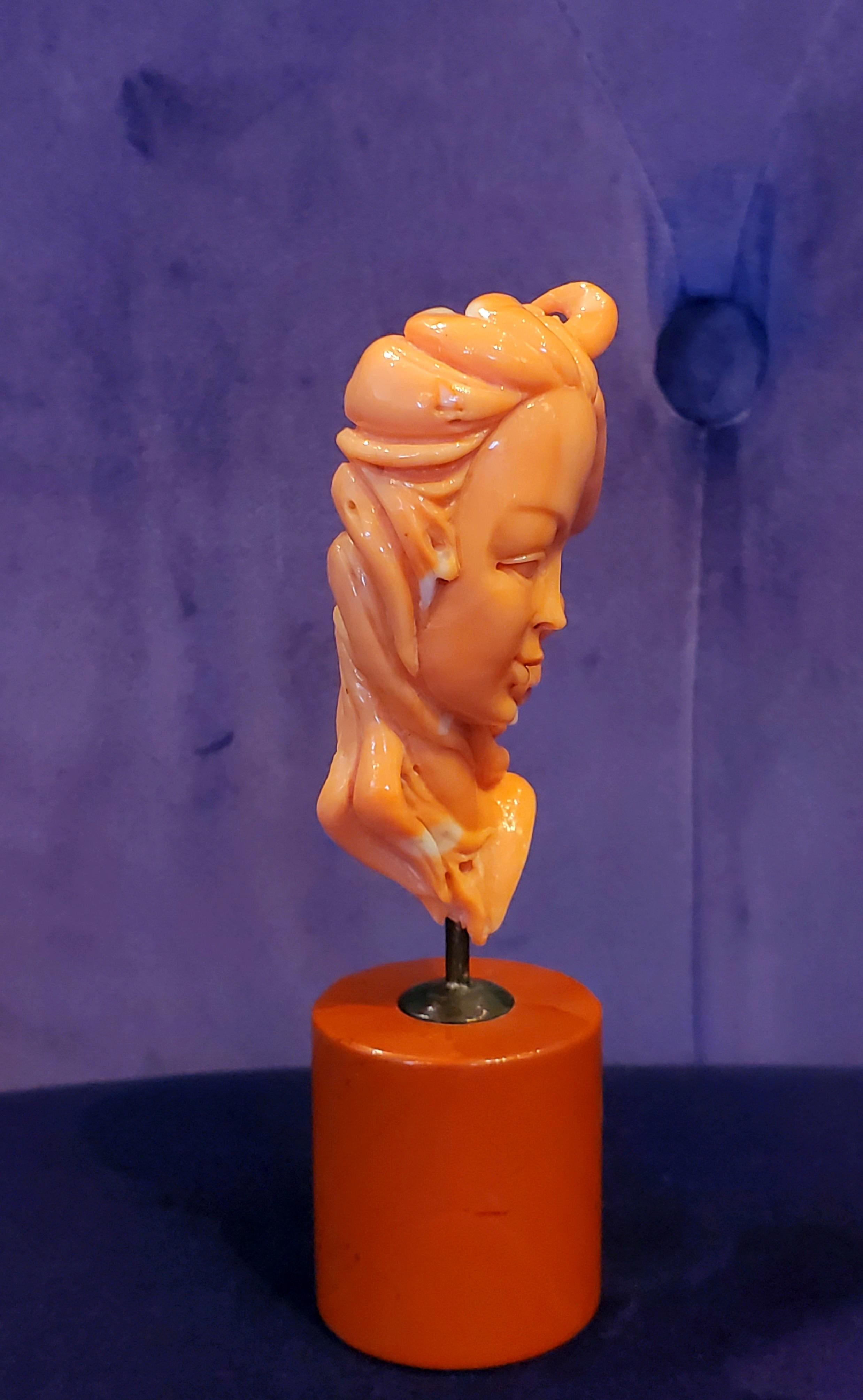 Figure chinoise en corail sculptée à la main Excellent état - En vente à New York, NY