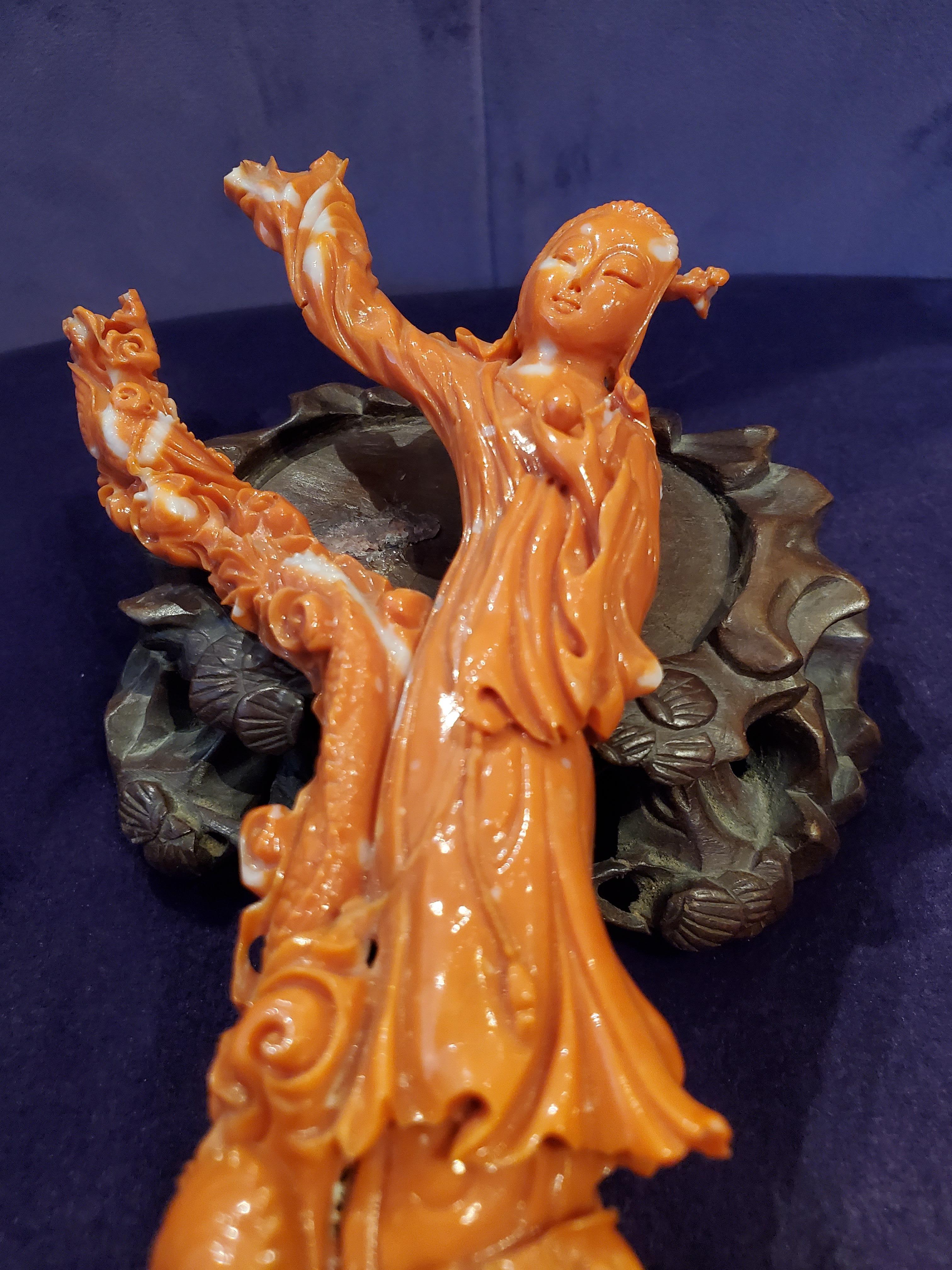 Chinesische handgeschnitzte Korallenskulptur Guanyin und Drache, Chinesisch (Handgeschnitzt) im Angebot