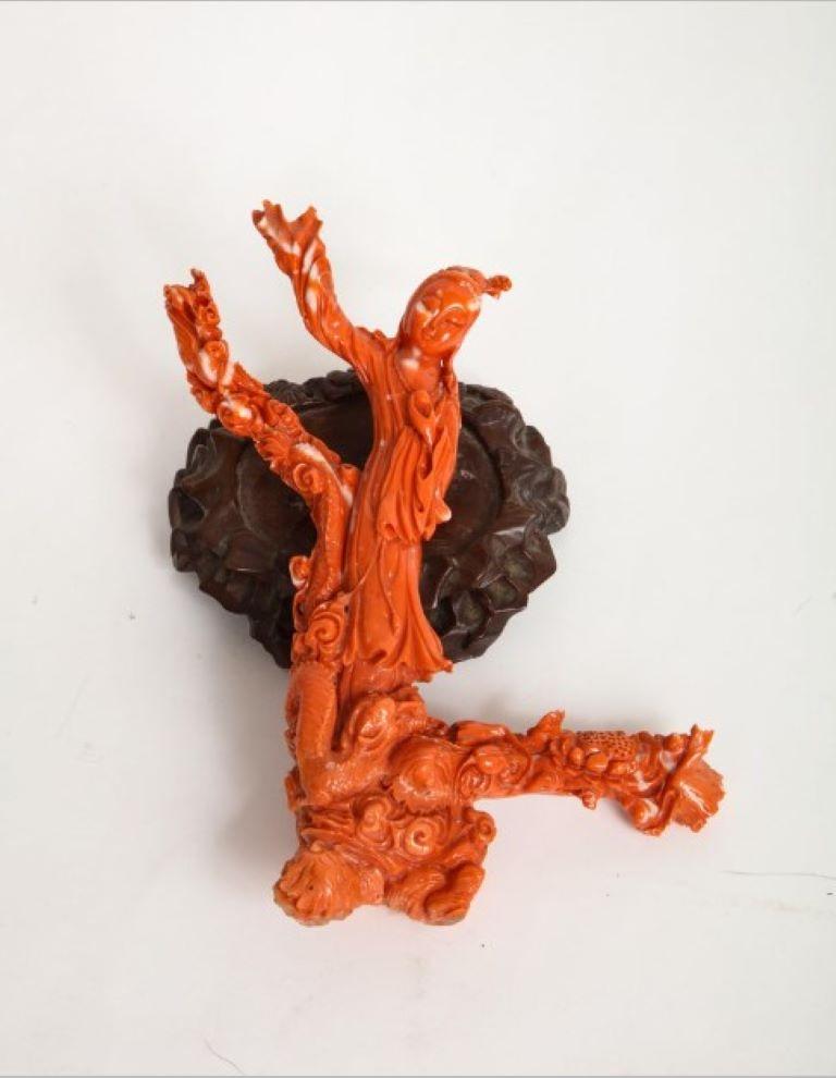 Escultura china de coral tallada a mano Guanyin y dragón Sin cortar en venta