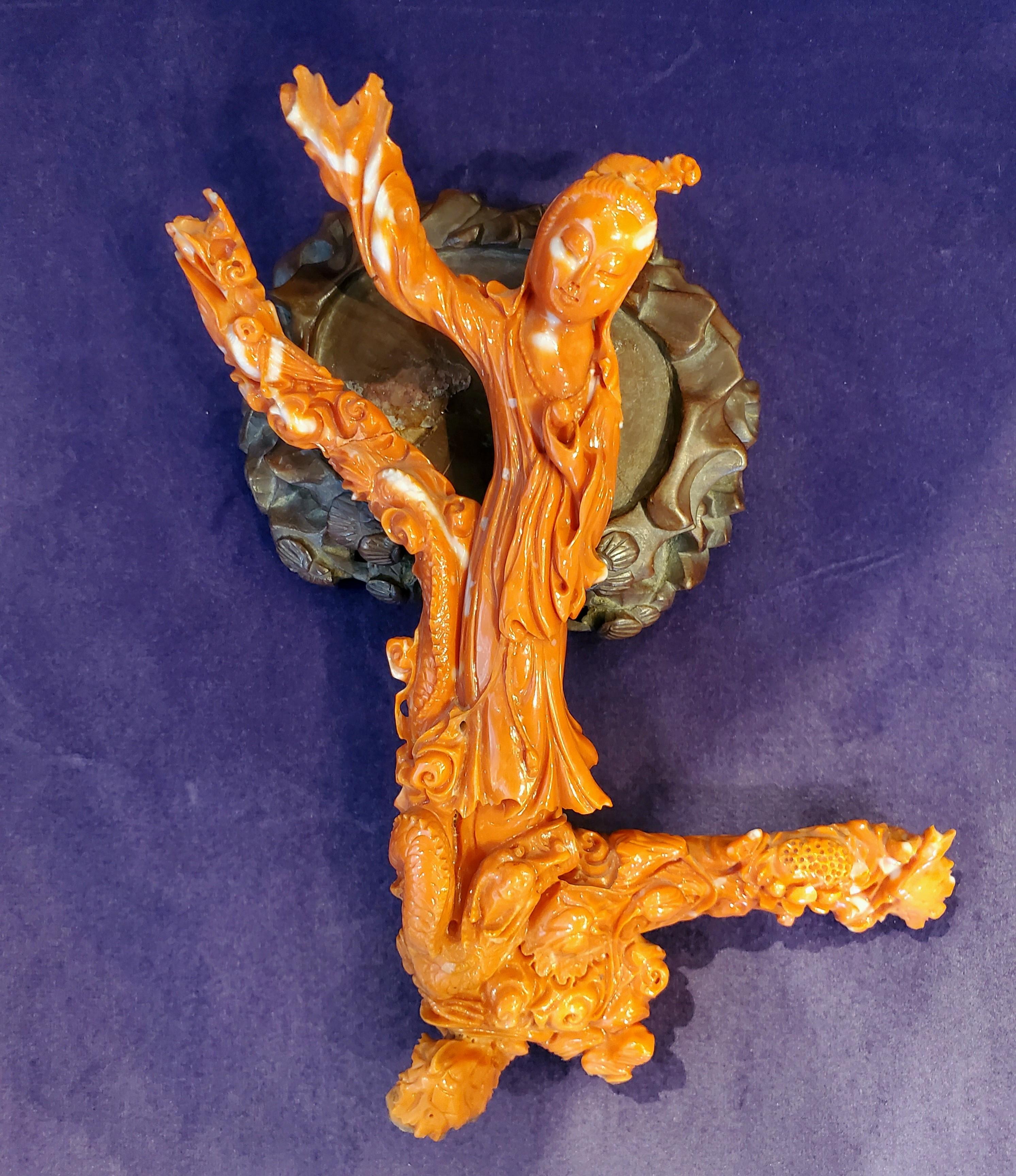 Chinesische handgeschnitzte Korallenskulptur Guanyin und Drache, Chinesisch im Zustand „Hervorragend“ im Angebot in New York, NY