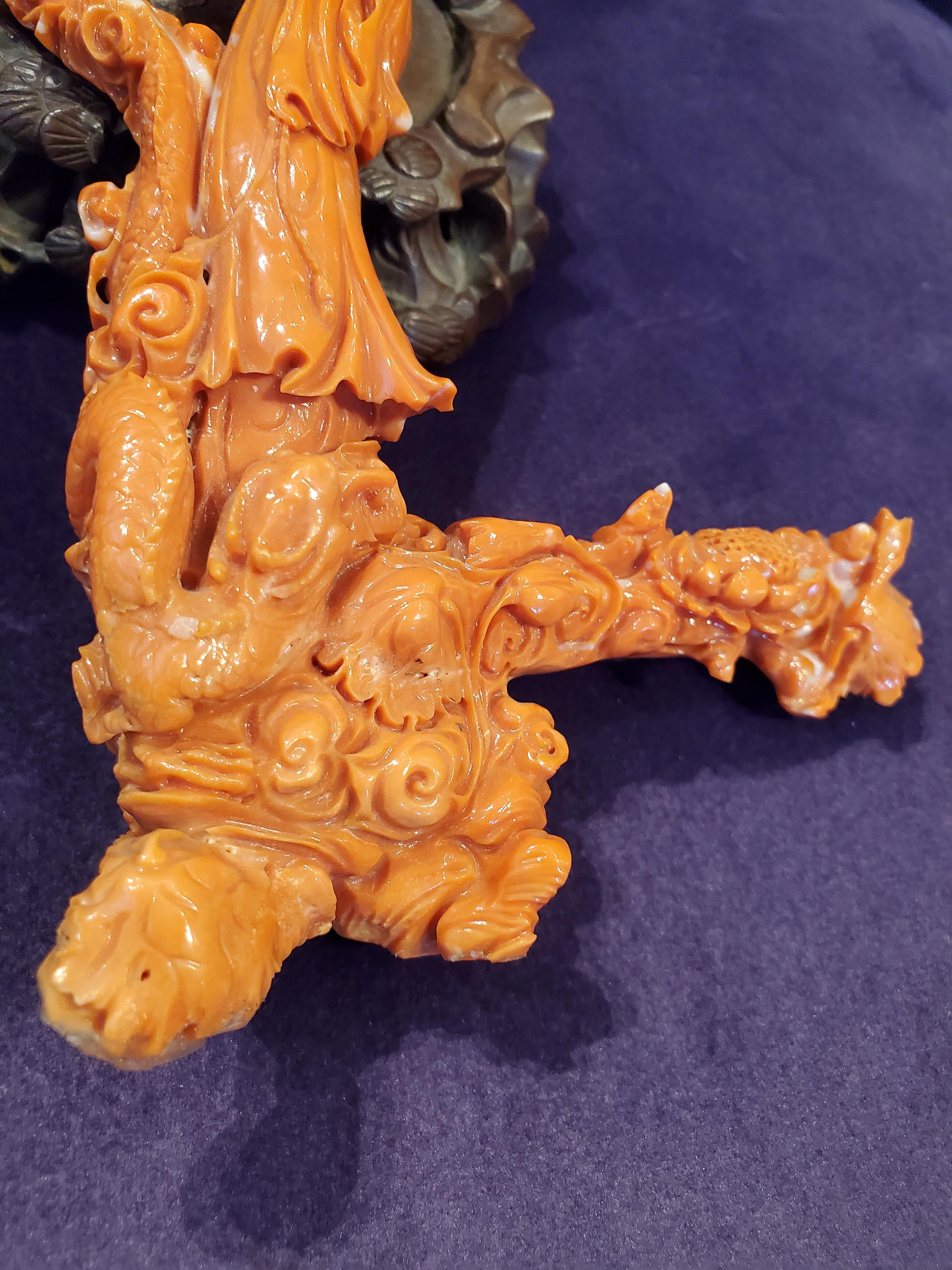 Chinesische handgeschnitzte Korallenskulptur Guanyin und Drache, Chinesisch im Angebot 2