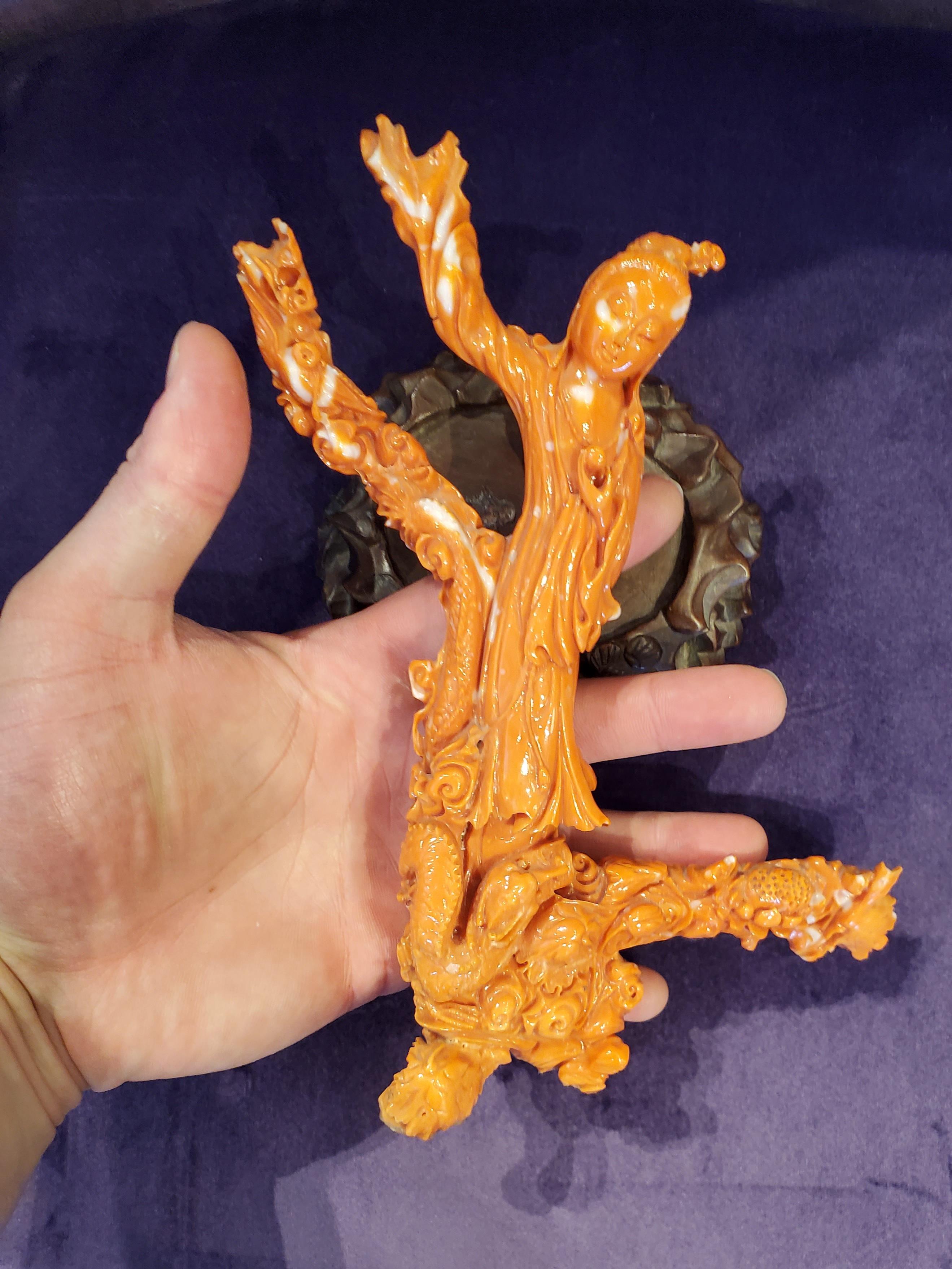Chinesische handgeschnitzte Korallenskulptur Guanyin und Drache, Chinesisch im Angebot 3