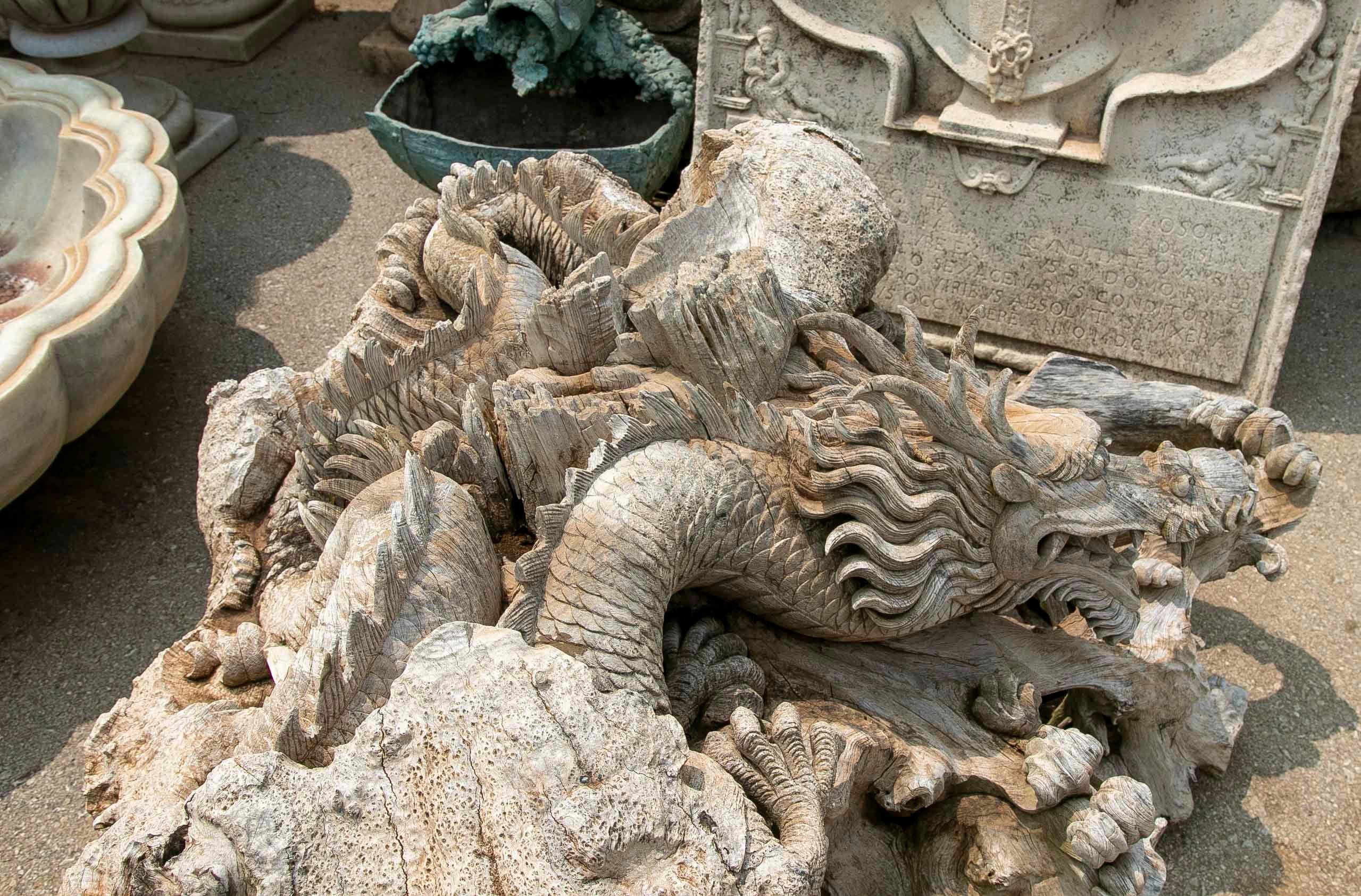 Sculpture chinoise en bois de dragon sculptée à la main en vente 12