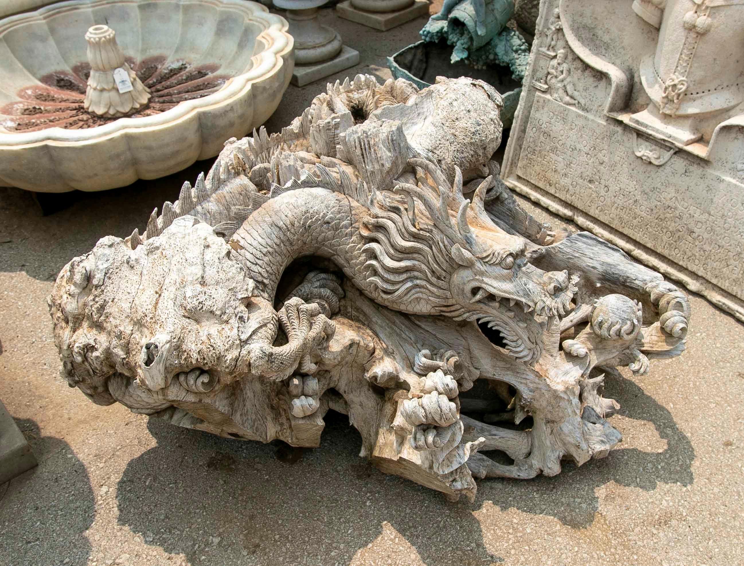 Chinese Hand-Carved Dragon Wooden Sculpture In Good Condition For Sale In Marbella, ES