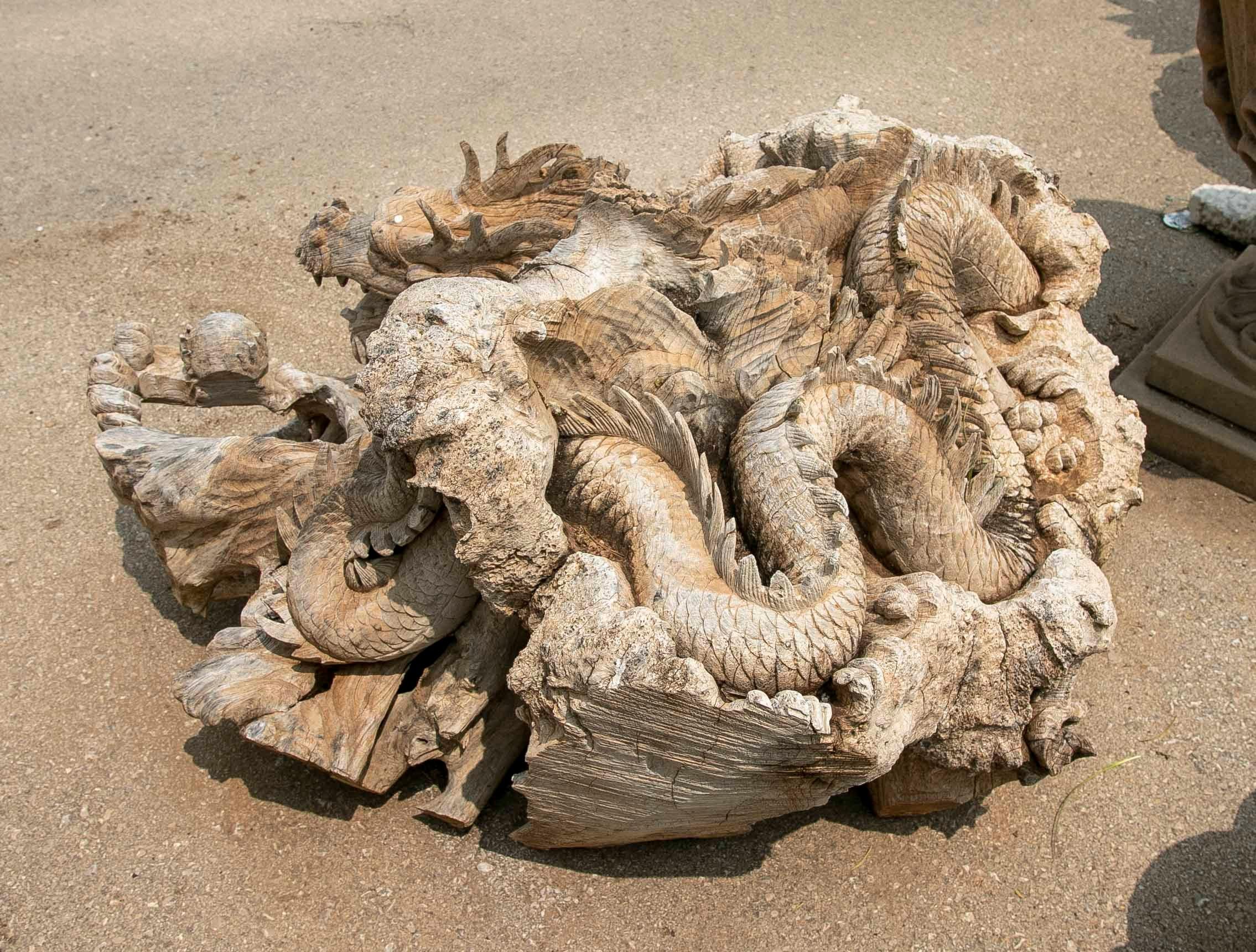 Chinesische handgeschnitzte Drachen-Holz-Skulptur im Zustand „Gut“ im Angebot in Marbella, ES