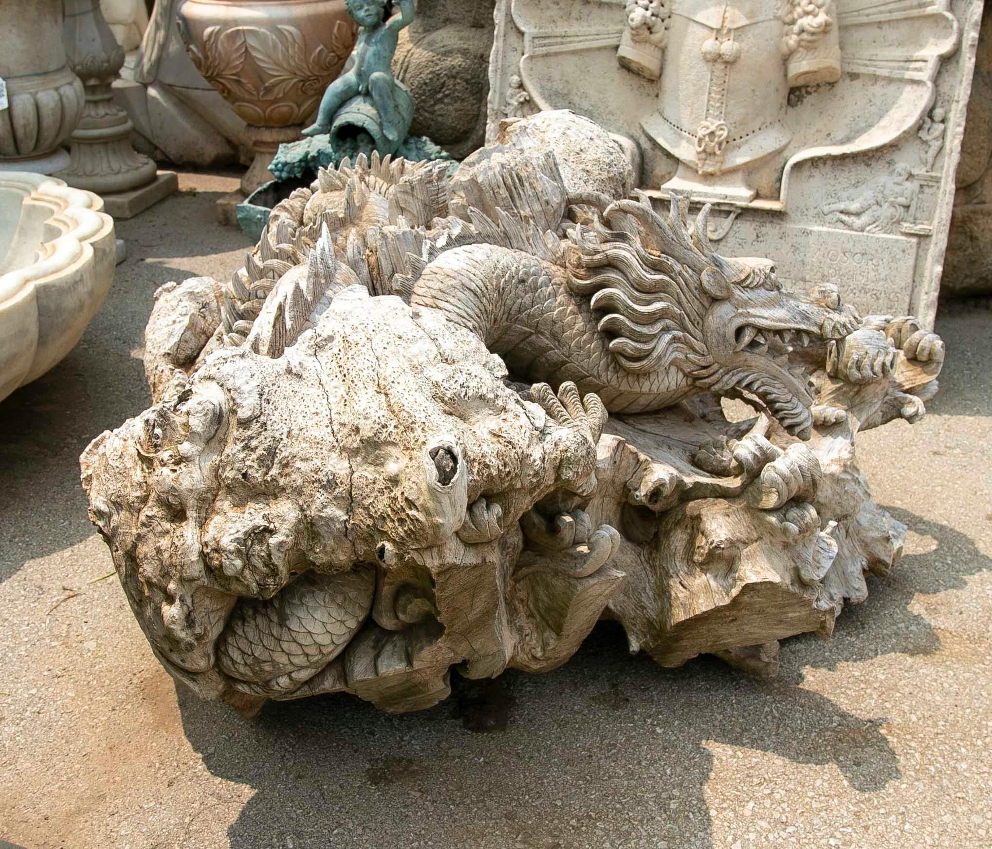 Chinesische handgeschnitzte Drachen-Holz-Skulptur (20. Jahrhundert) im Angebot